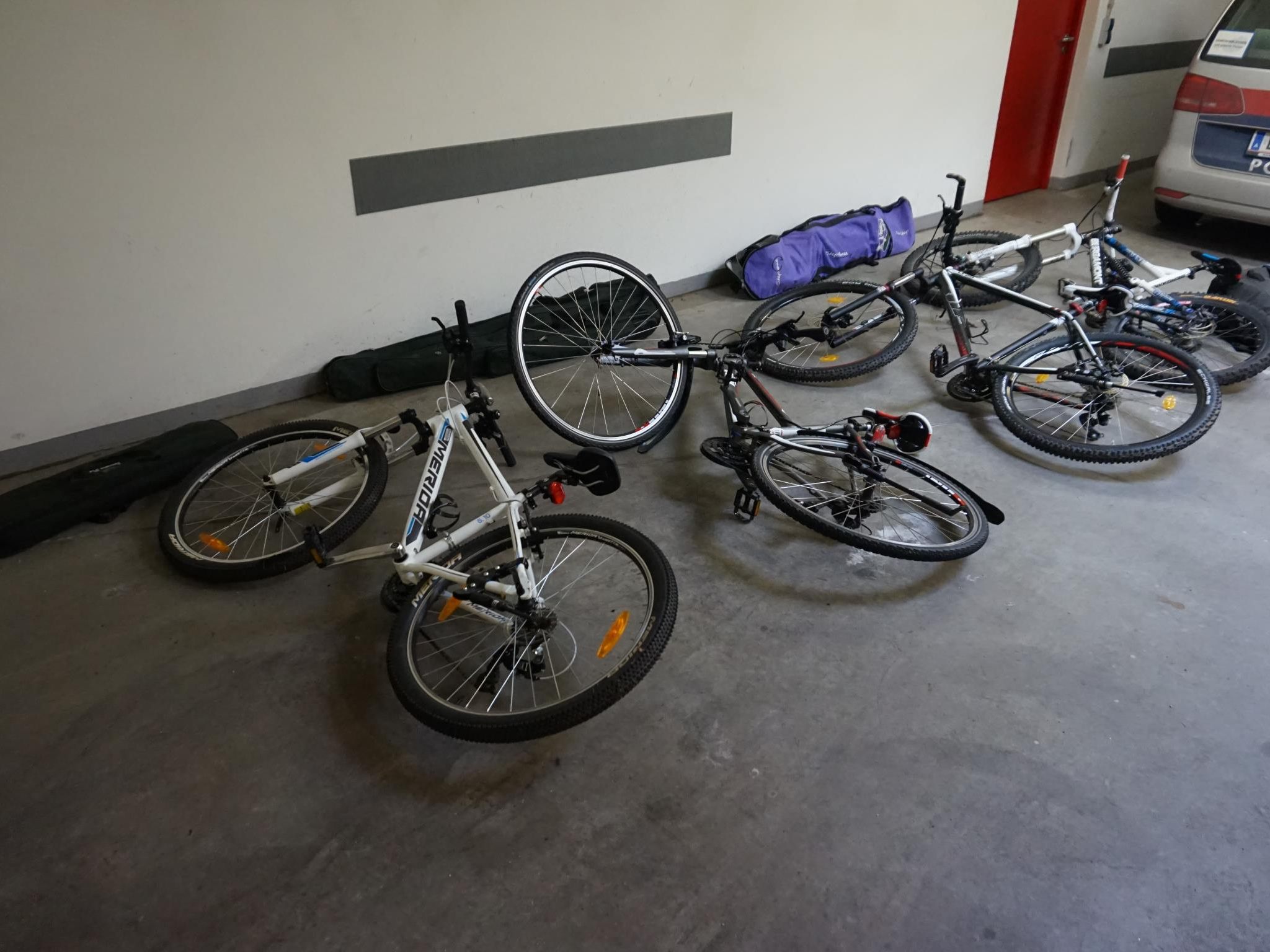 Die Diebe konnten mit einigen Fahrrädern und Anglerausrüstung flüchten. Die Diebe konnten mit einigen Fahrrädern und Anglerausrüstung flüchten.