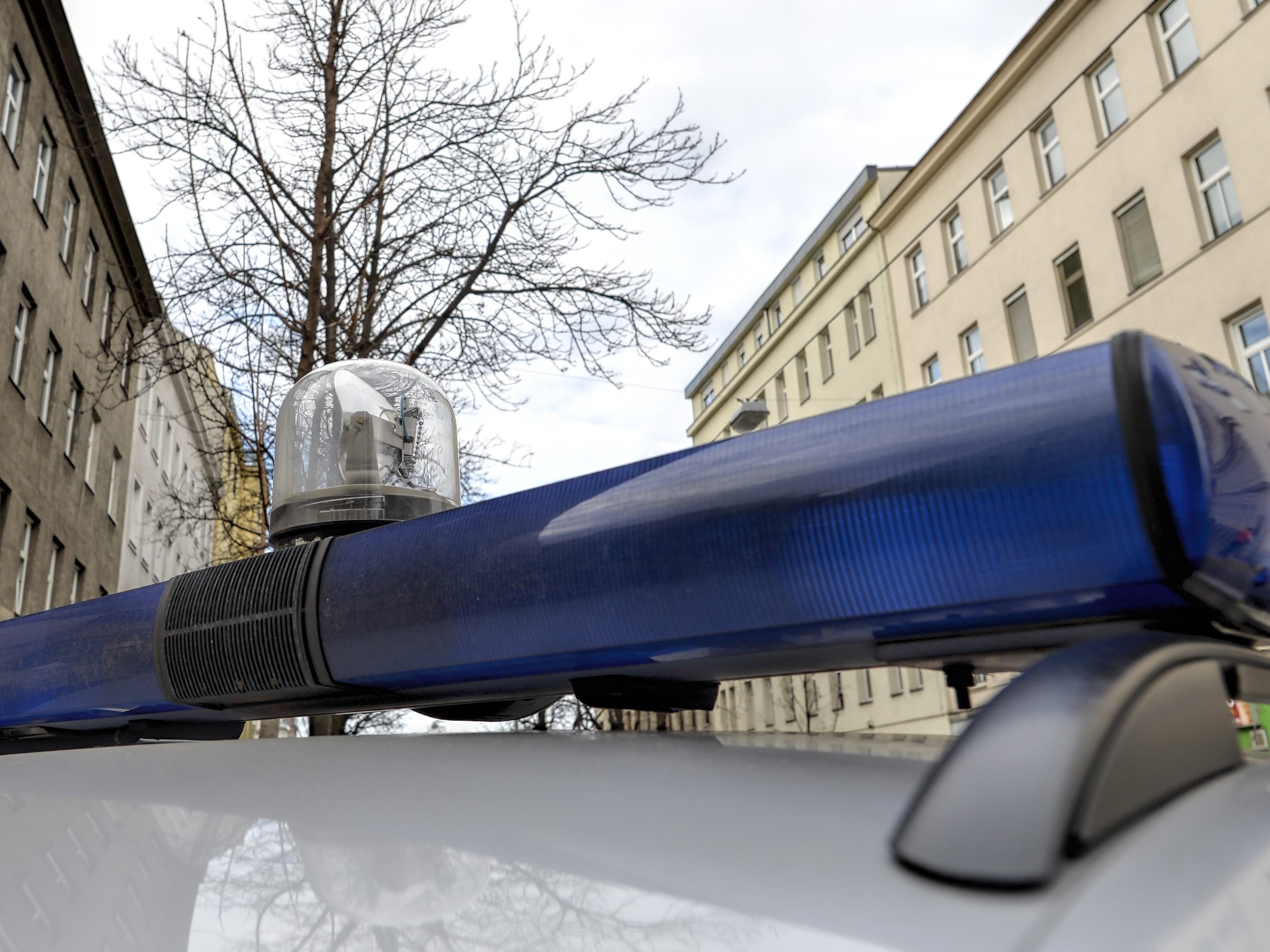 Der Moped-Lenker leitete Widerstand und fuhr über den Fuß eines Polizisten.