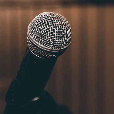 Zwei-Frauen-Band trat im Wiener Rabenhof mit "1 Lied gegen Sexismus" an.