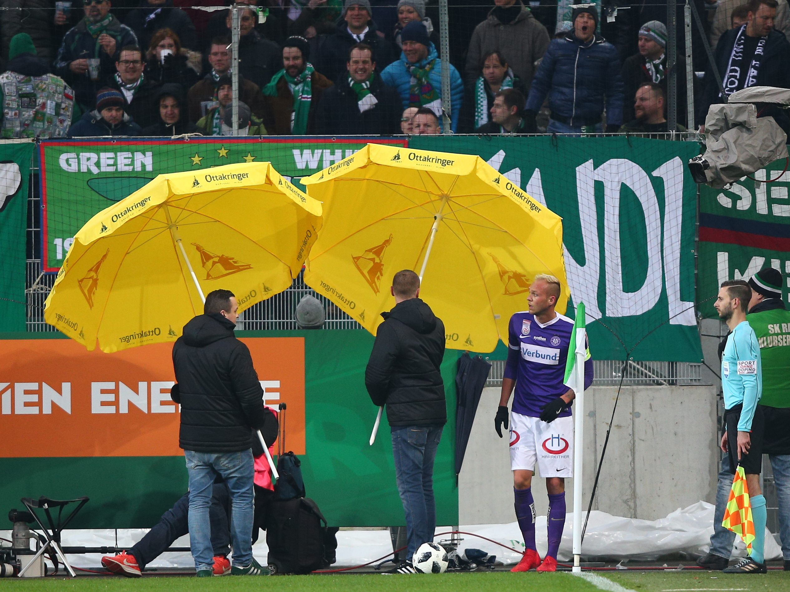Mit Sonnenschirmen versuchte man beim Derby die Austria-Spieler zu schützen. Mit Sonnenschirmen versuchte man beim Derby die Austria-Spieler zu schützen.