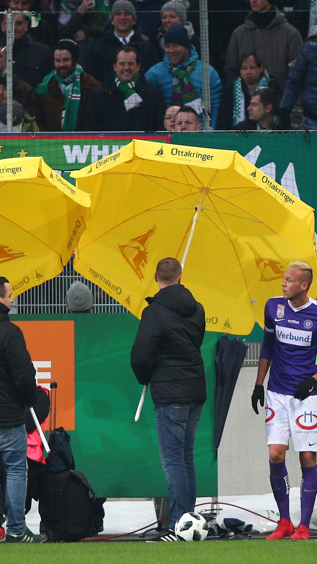 Mit Sonnenschirmen versuchte man beim Derby die Austria-Spieler zu schützen.