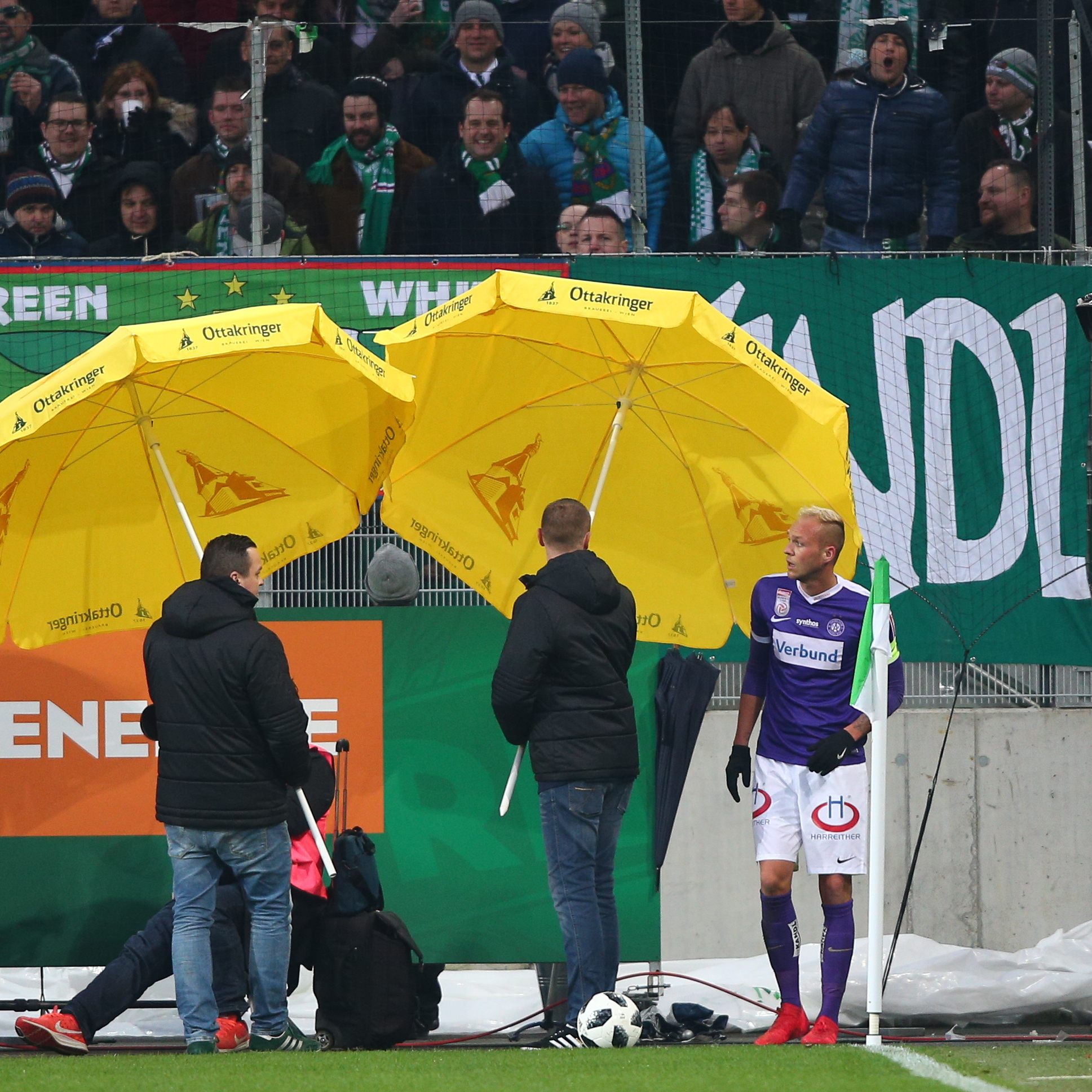 Bei dem Spiel Rapid Wien gegen Austria kam es zu Ausschreitungen der Fans.