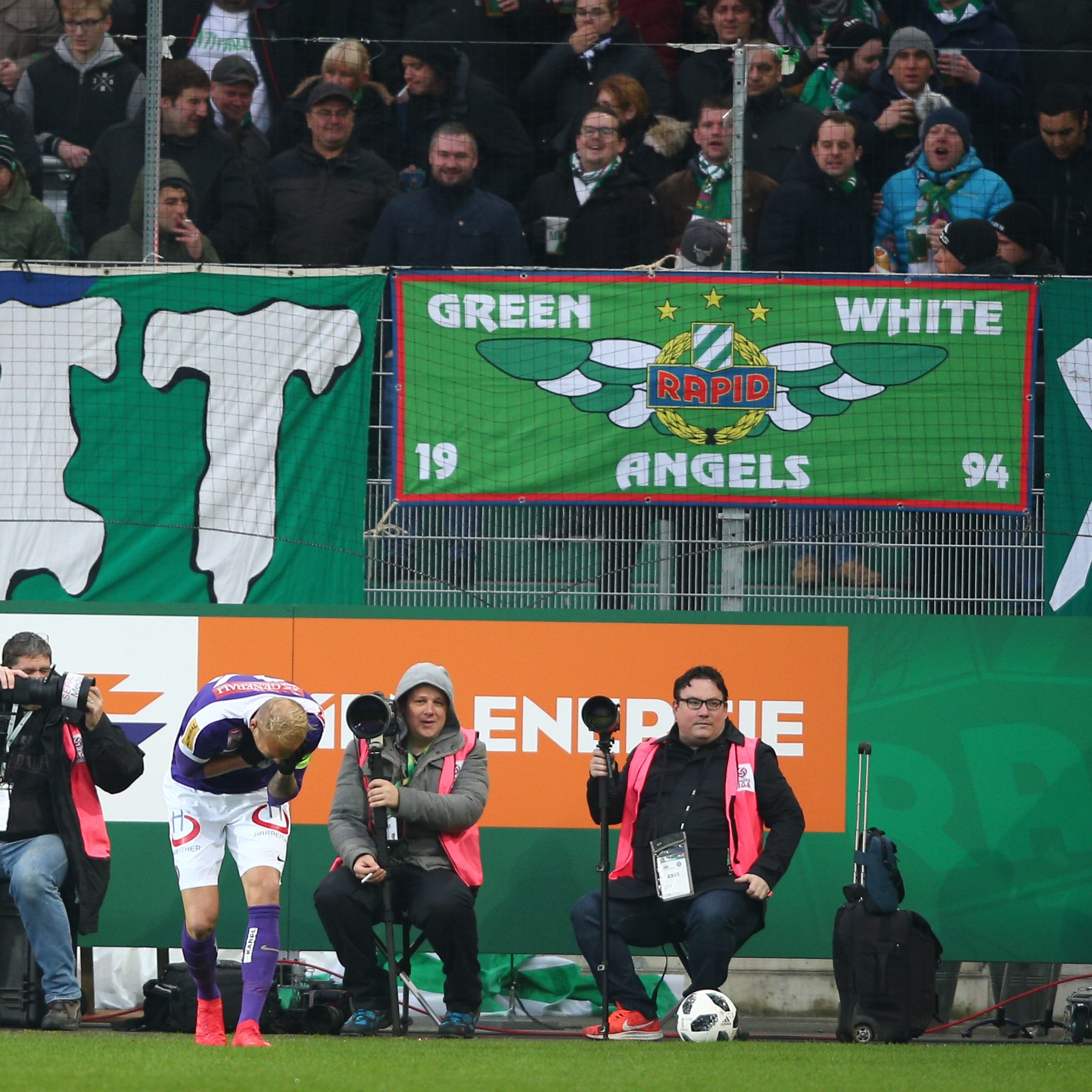 Beim Spiel Rapid gegen Austria Wien warfen Rapid-Fans Gegenstände aufs Feld.