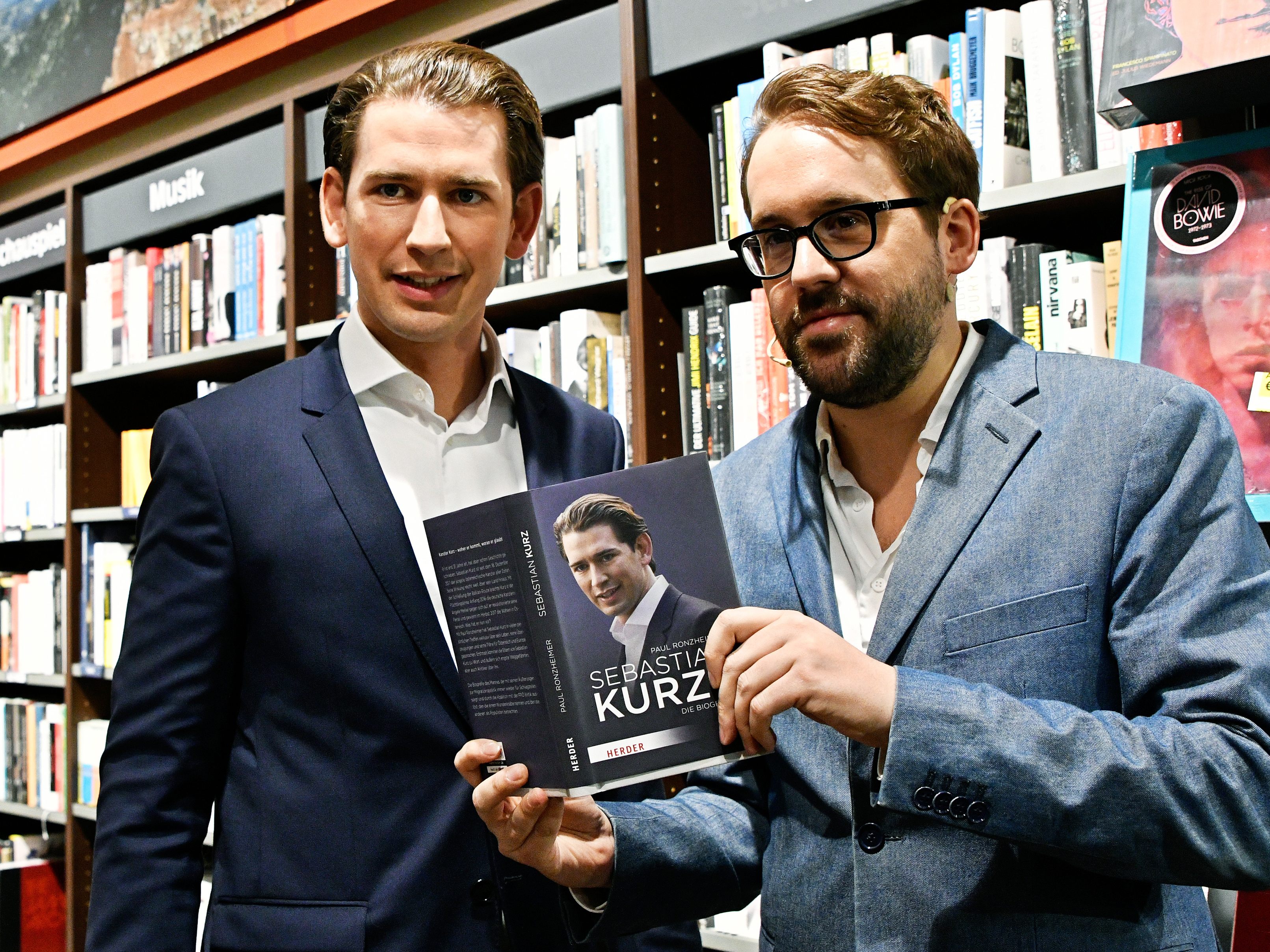 Bundeskanzler Kurz (l.) und Journalist Paul Ronzheimer diskutierten zur neu erschienenen Kurz-Biographie. Bundeskanzler Kurz (l.) und Journalist Paul Ronzheimer diskutierten zur neu erschienenen Kurz-Biographie.