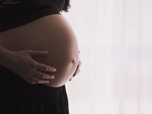 Eine Schwangere wurde mit Tritten in den Bauch attackiert. Eine Schwangere wurde mit Tritten in den Bauch attackiert.