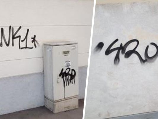 Mehrere Hausmauern wurden mit Farbe besprüht. Mehrere Hausmauern wurden mit Farbe besprüht.