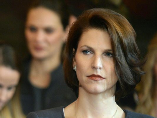 Die Staatssekretärin zeigt sich von der Kritik aus der Justiz unbeeindruckt.