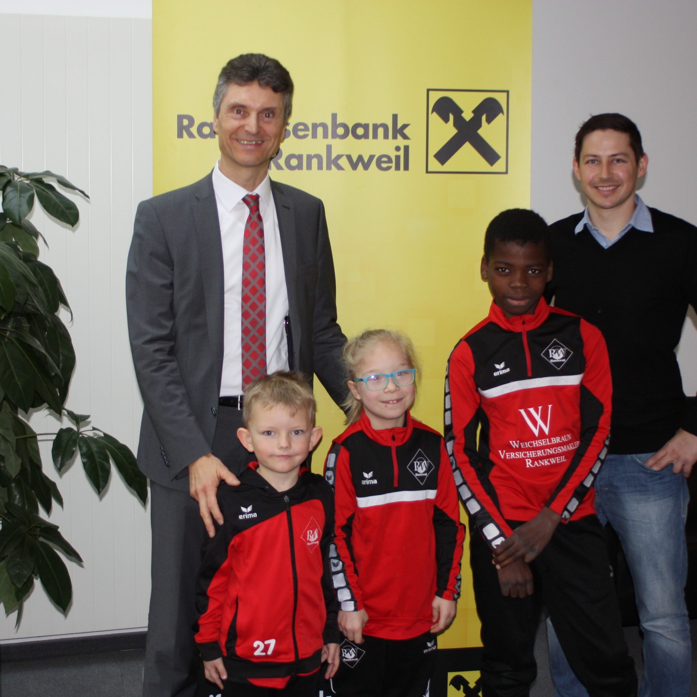 Bernd Breuss mit drei Spieler beim Hauptsponsor der Raika Rankweil auf Besuch