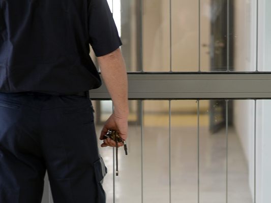 Auf Antrag der Staatsanwaltschaft sei die Enthaftung des Mannes erfolgt.
