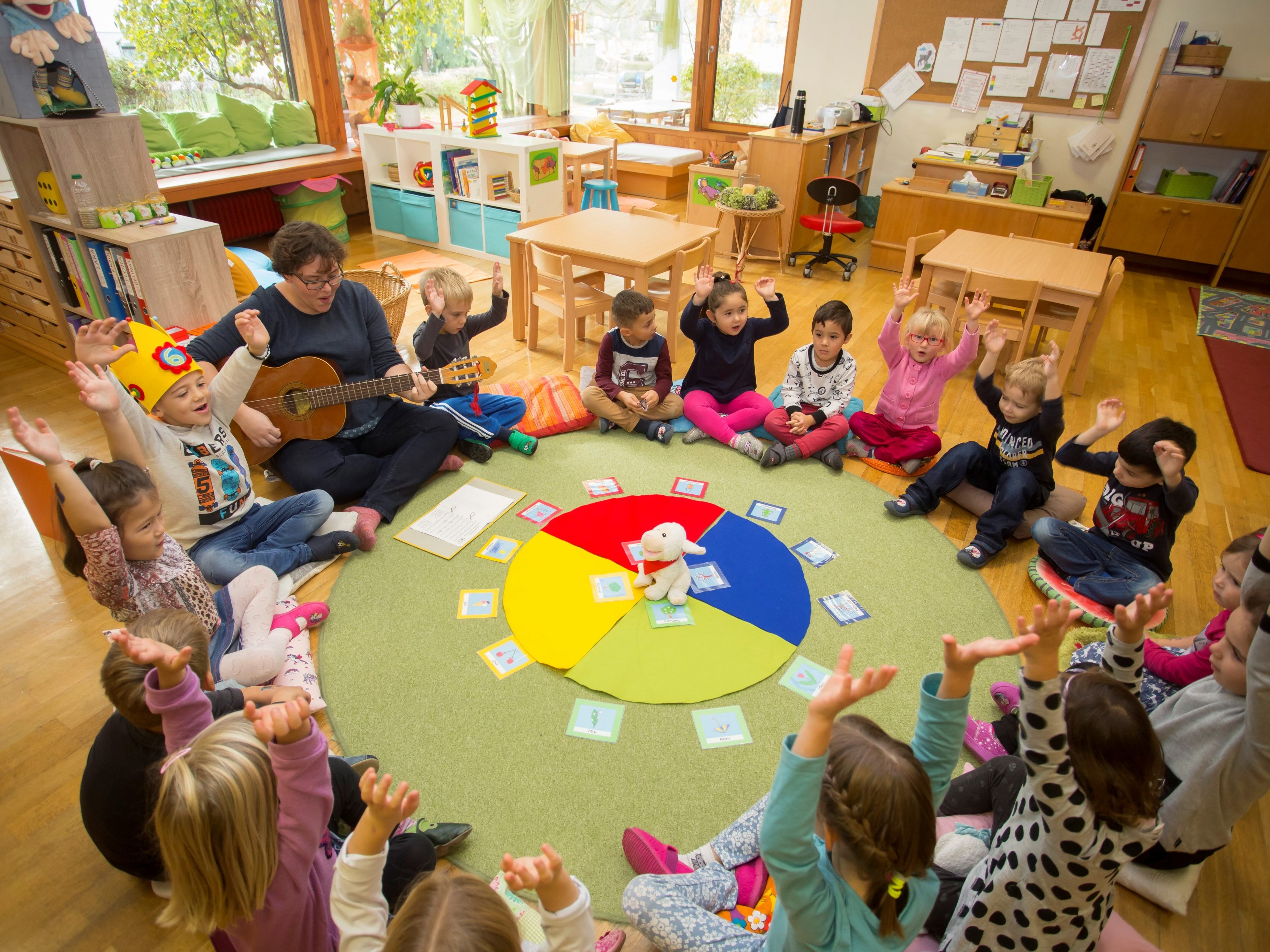 Kinder singen im Kindergarten.