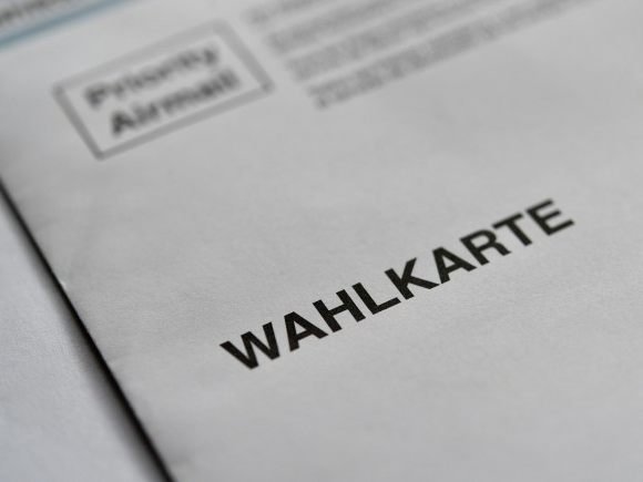Die Briefwahlstimmen werden bei der Landtagswahl in Kärnten erst am Montag ausgezählt.