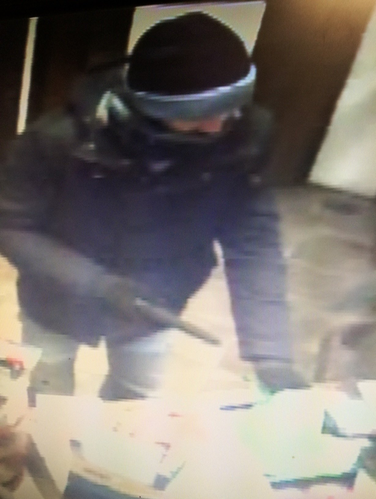 Der Mann forderte mit einer Waffe nach Bargeld. Der Mann forderte mit einer Waffe nach Bargeld.