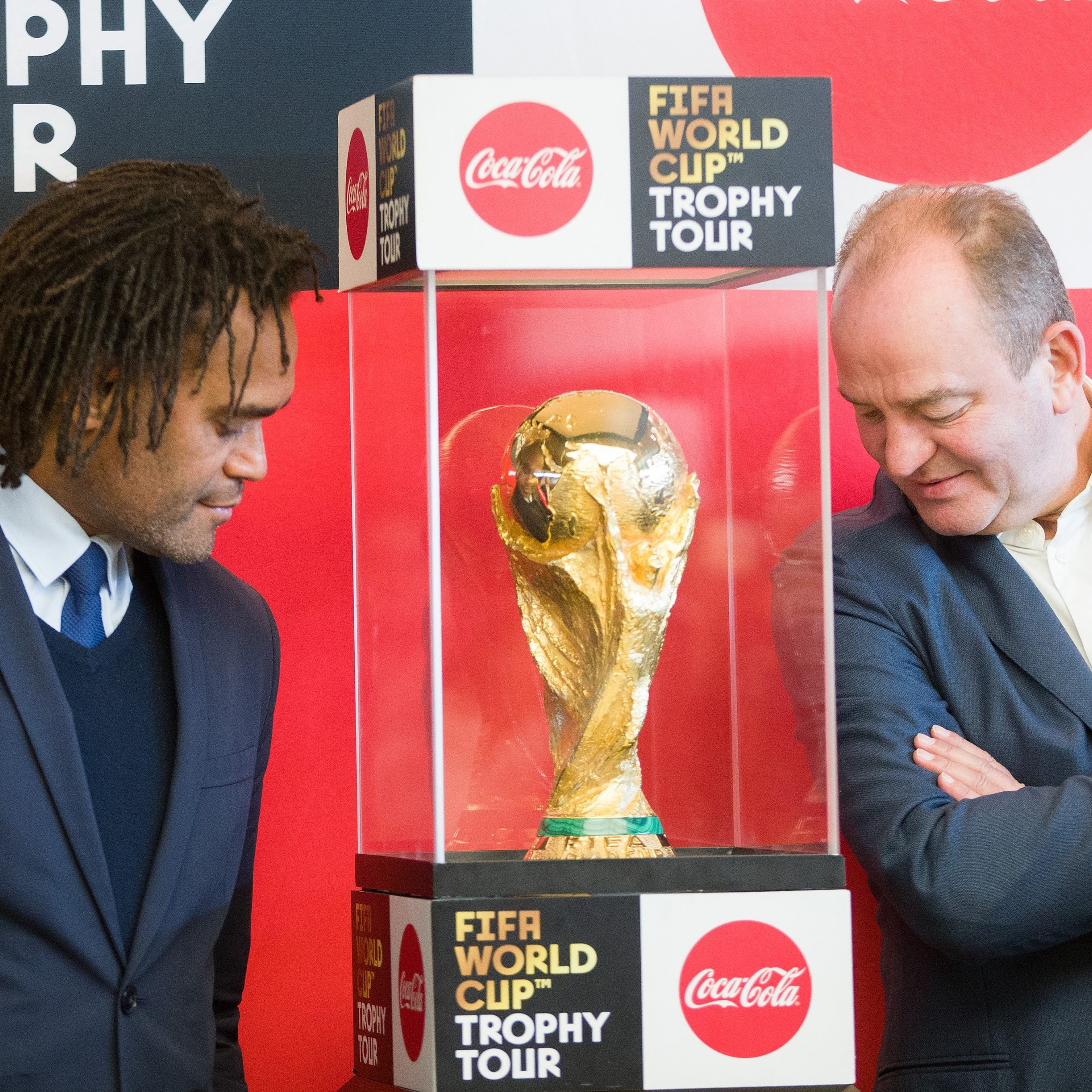 Nur Staatsoberhäupter und Weltmeister dürfen den FIFA-WM-Pokal berühren.