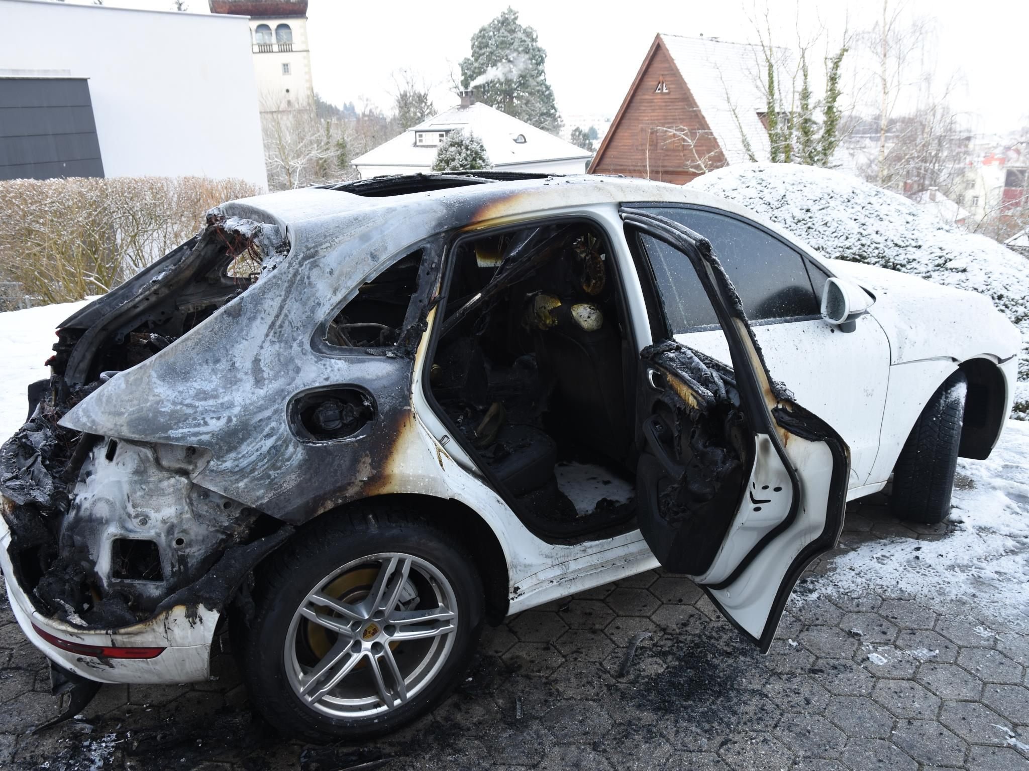 Das Auto brannte komplett aus. Das Auto brannte komplett aus.