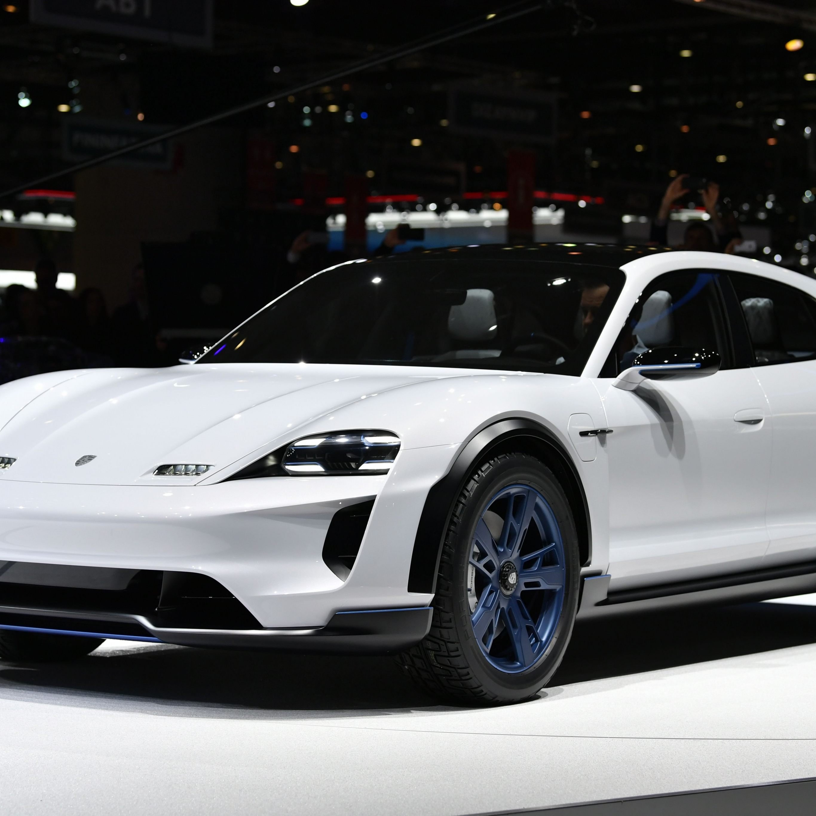 Porsche stellte den Mission E Cross Turismo vor.