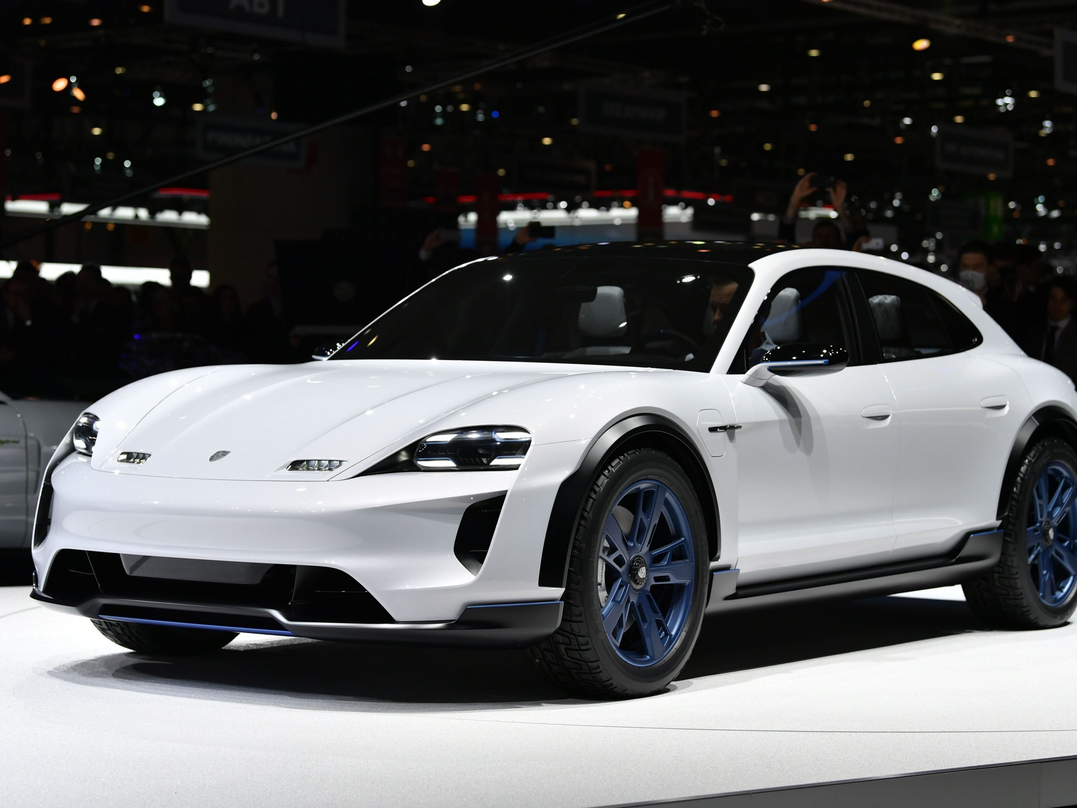 Porsche stellte den Mission E Cross Turismo vor. Porsche stellte den Mission E Cross Turismo vor.