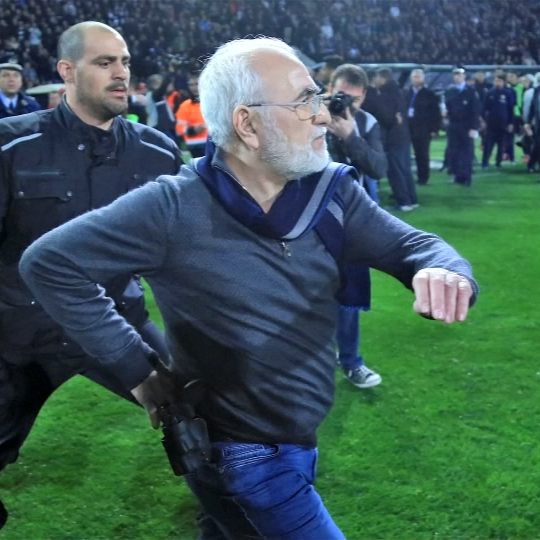 Der bewaffnete Clubchef stürmte auf das Spielfeld.