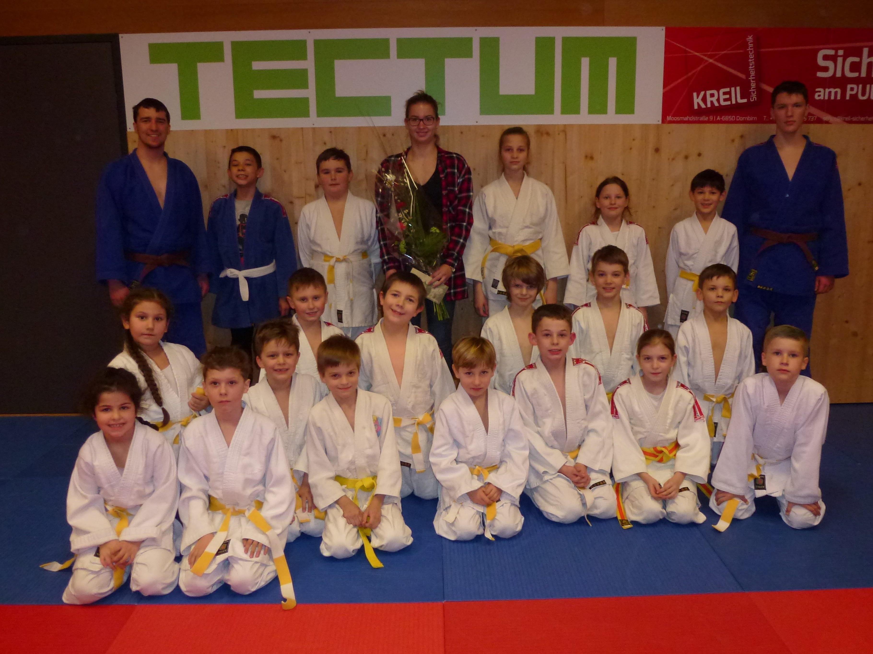 Schülergruppe U10 gratuliert Sarah Wolfgang Schülergruppe U10 gratuliert Sarah Wolfgang