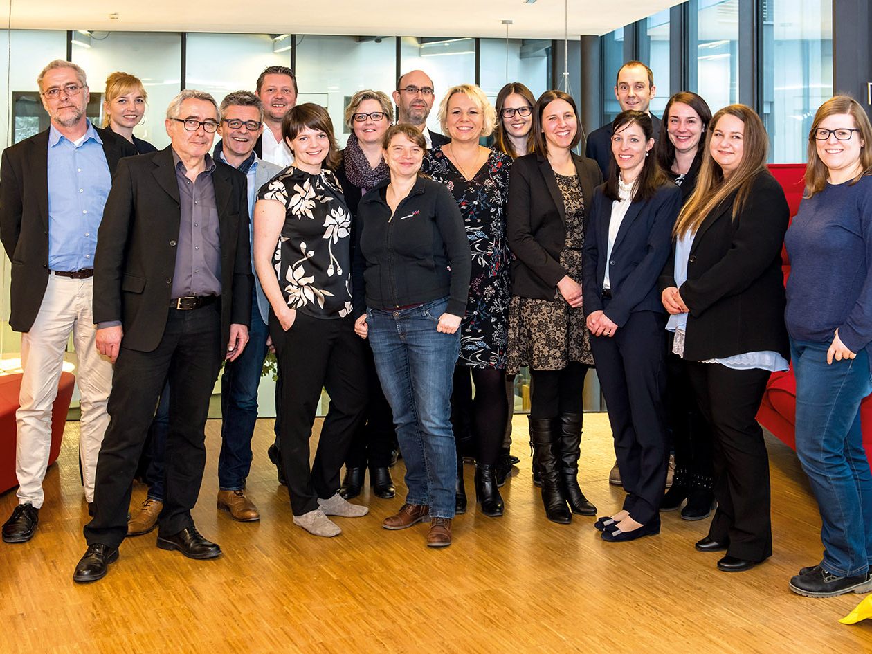 Die erfolgreichen Kandidaten mit den Kursleitern Roger Koplenig, Gerd Salvadori, Armin Maldoner, Mag. Josef Fritsch und der Lehrgangsbetreuerin Angelika Madlener sowie Produktmanager Mag. Christian Drexel vom BFI der AK Vorarlberg.