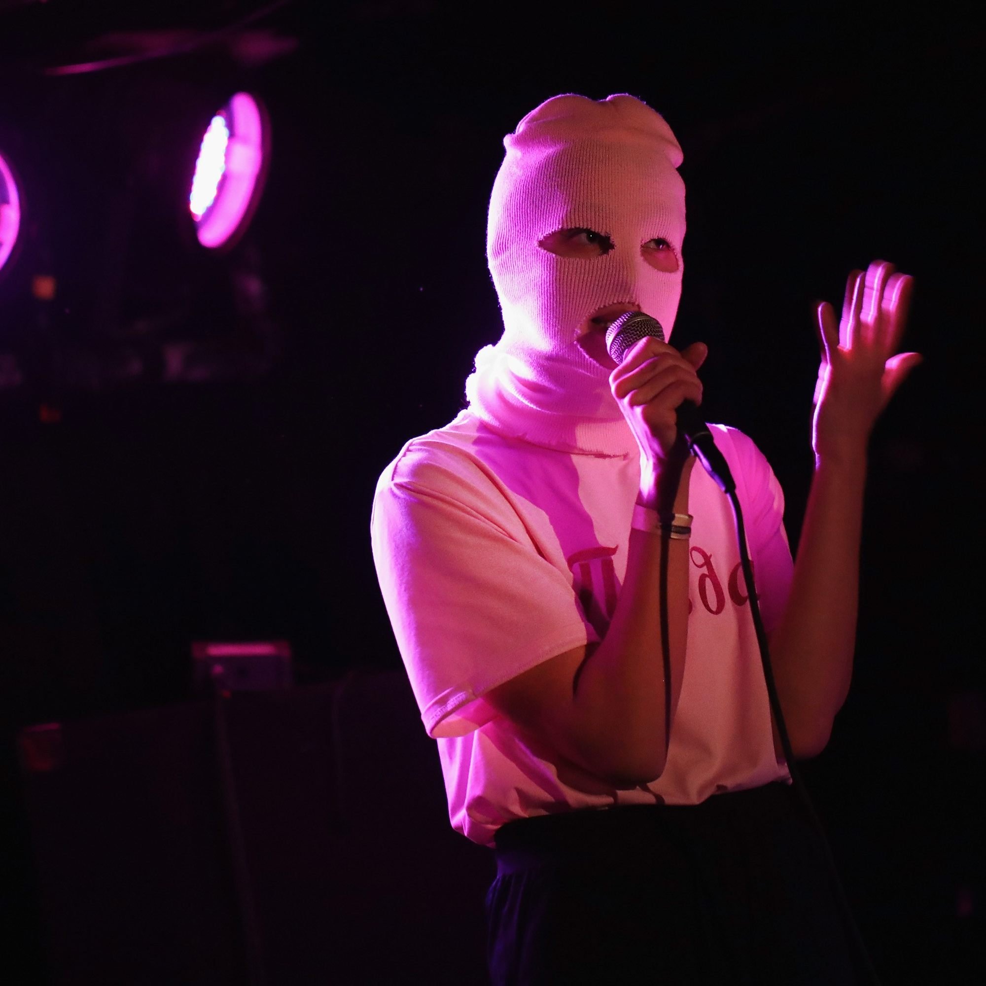 Eine Aktivistin der "Pussy Riot"-Formation tritt in der Wiener Arena auf.