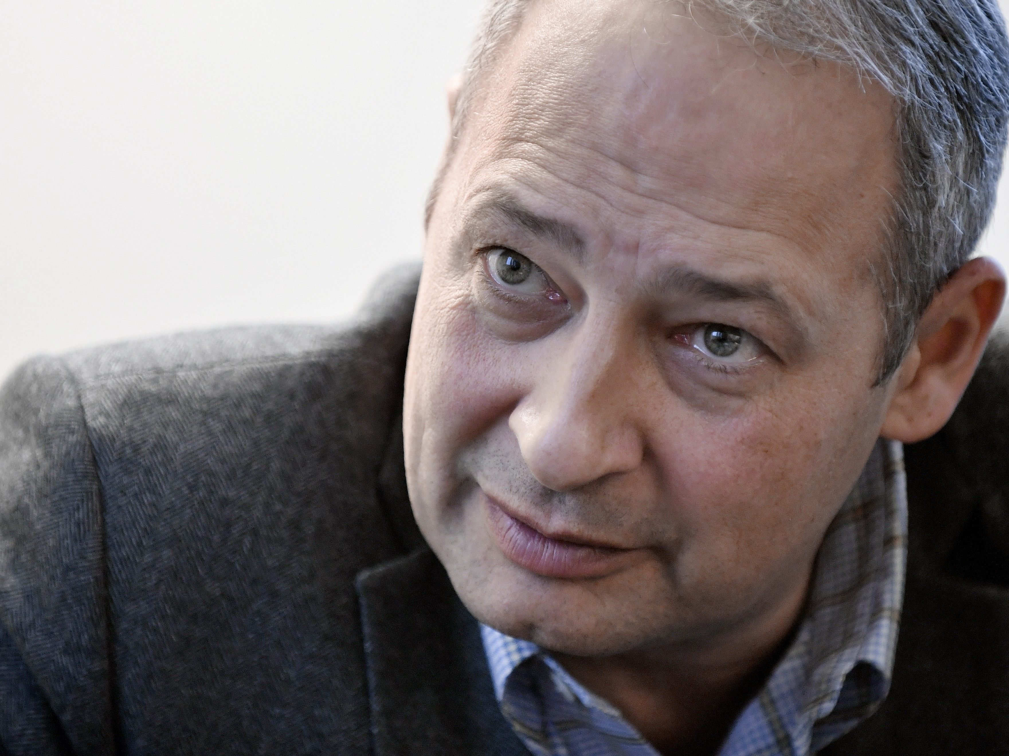 Schieder tritt vor die Kameras.