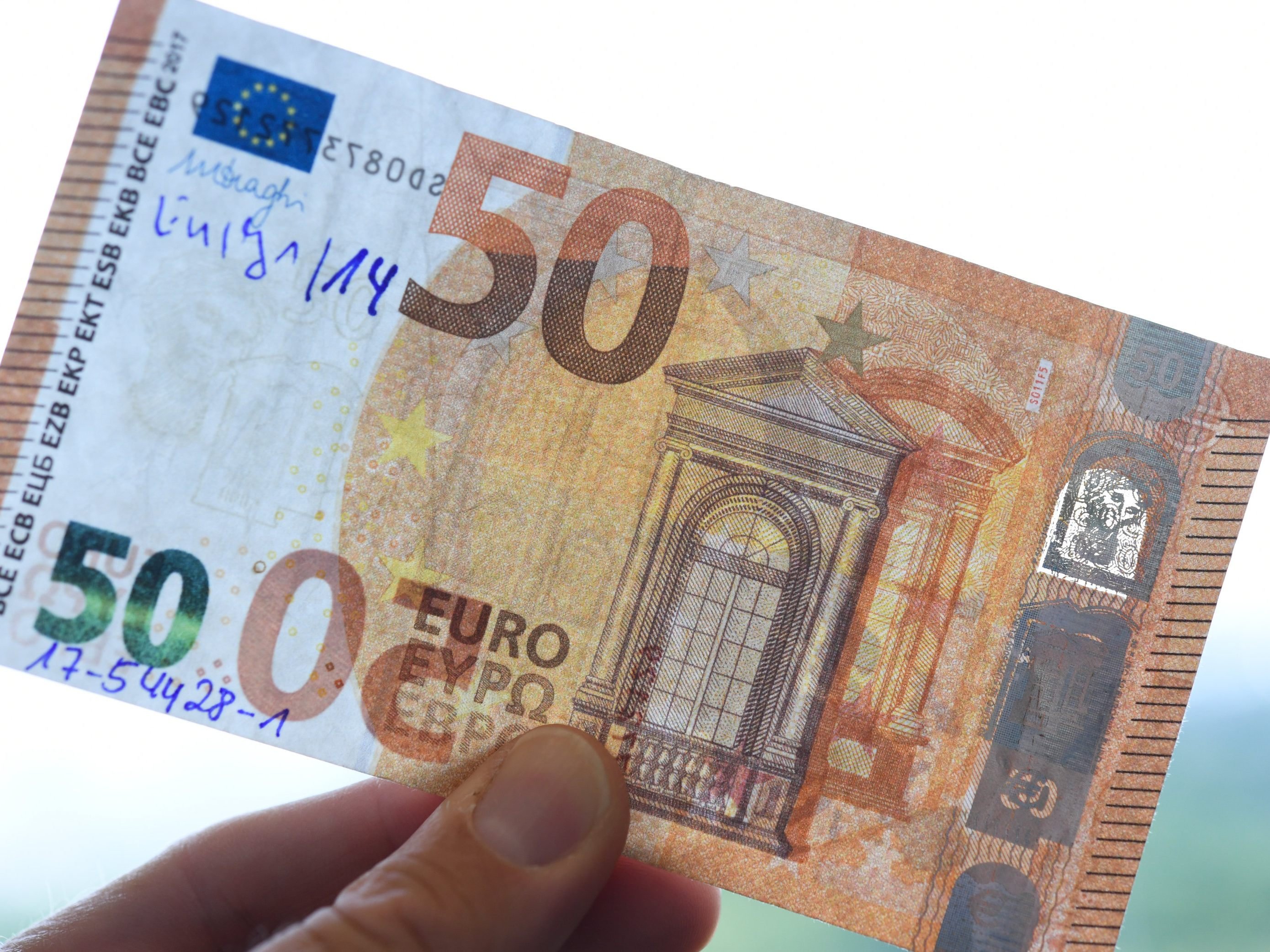 Die Betrüger versuchten in einem Supermarkt an Bargeld zu kommen. Die Betrüger versuchten in einem Supermarkt an Bargeld zu kommen.