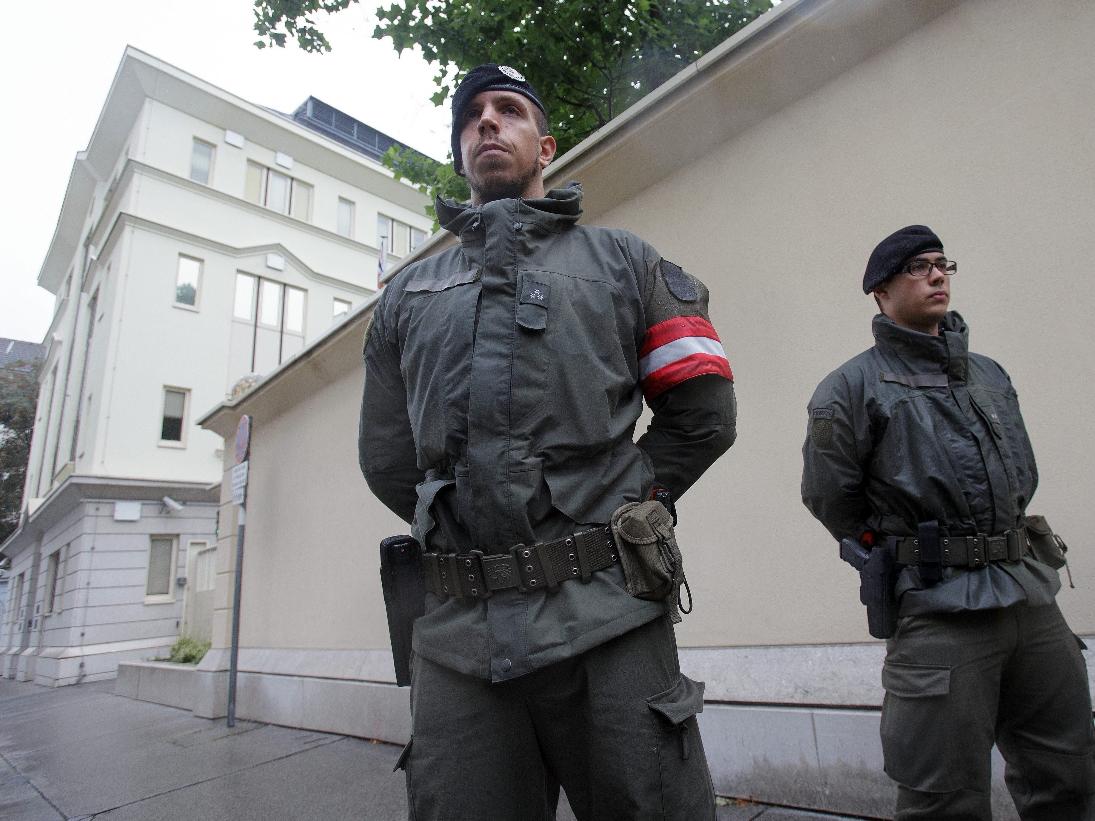 Sollen die Soldaten weiterhin die Botschaften bewachen?