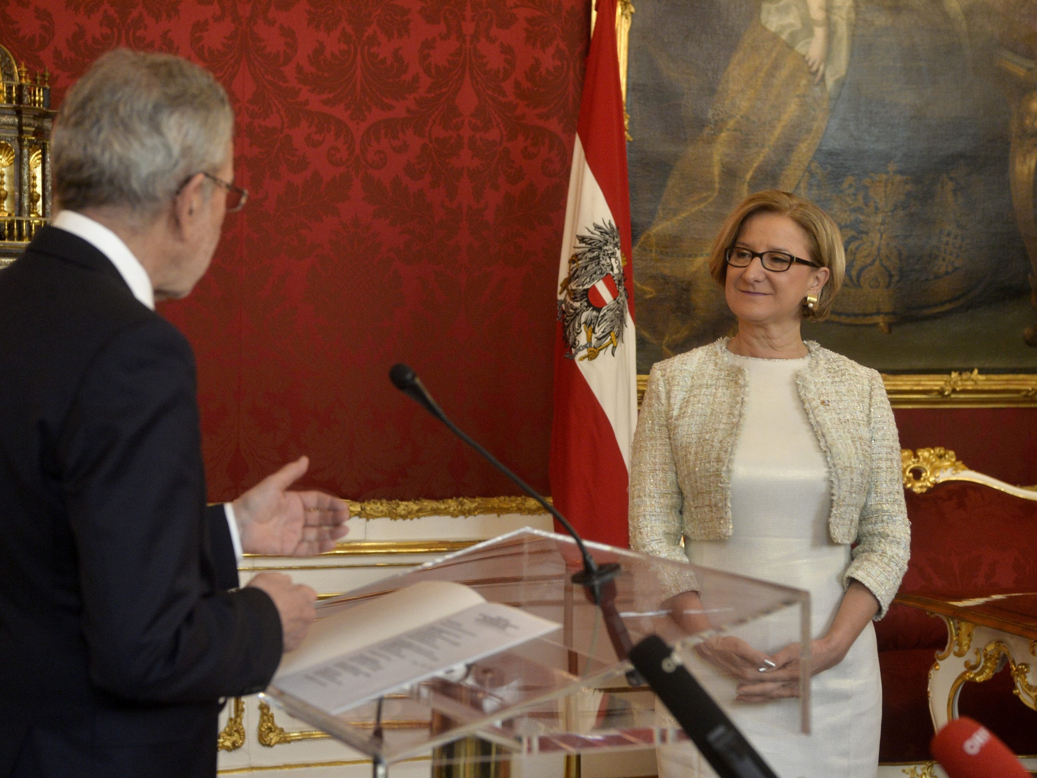 Mikl-Leitner wurde von Van der Bellen in Wien angelobt. Mikl-Leitner wurde von Van der Bellen in Wien angelobt.