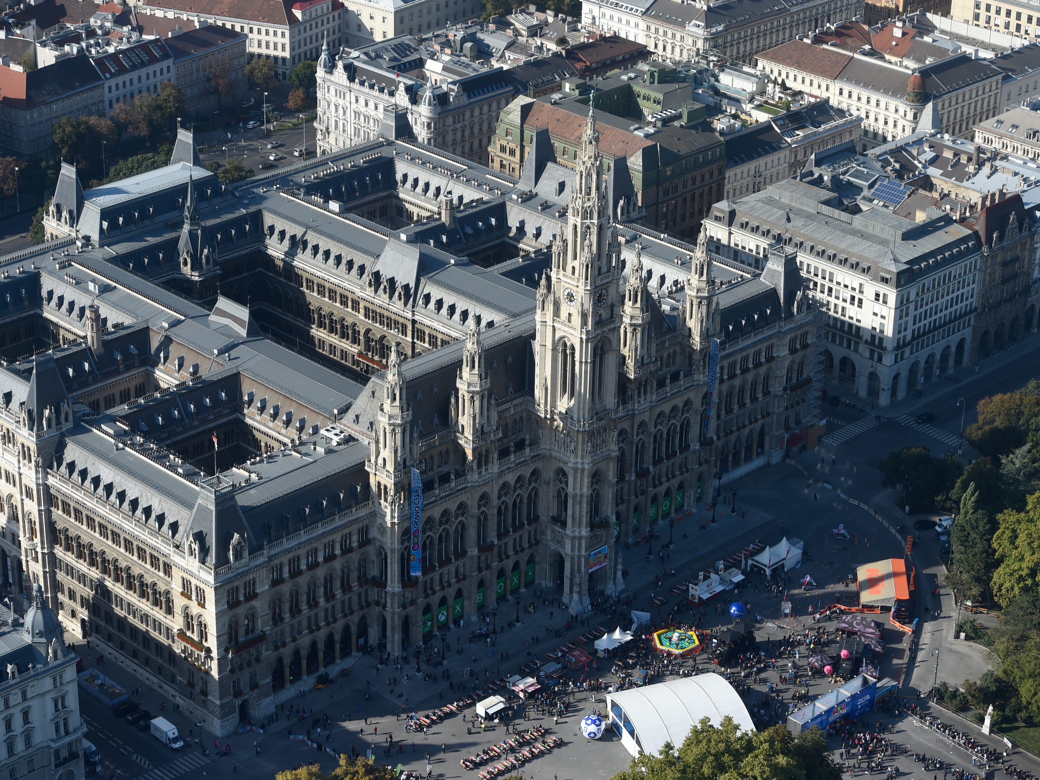 Das Rathaus muss saniert werden - wo wird mittels Schleckprobe geklärt.