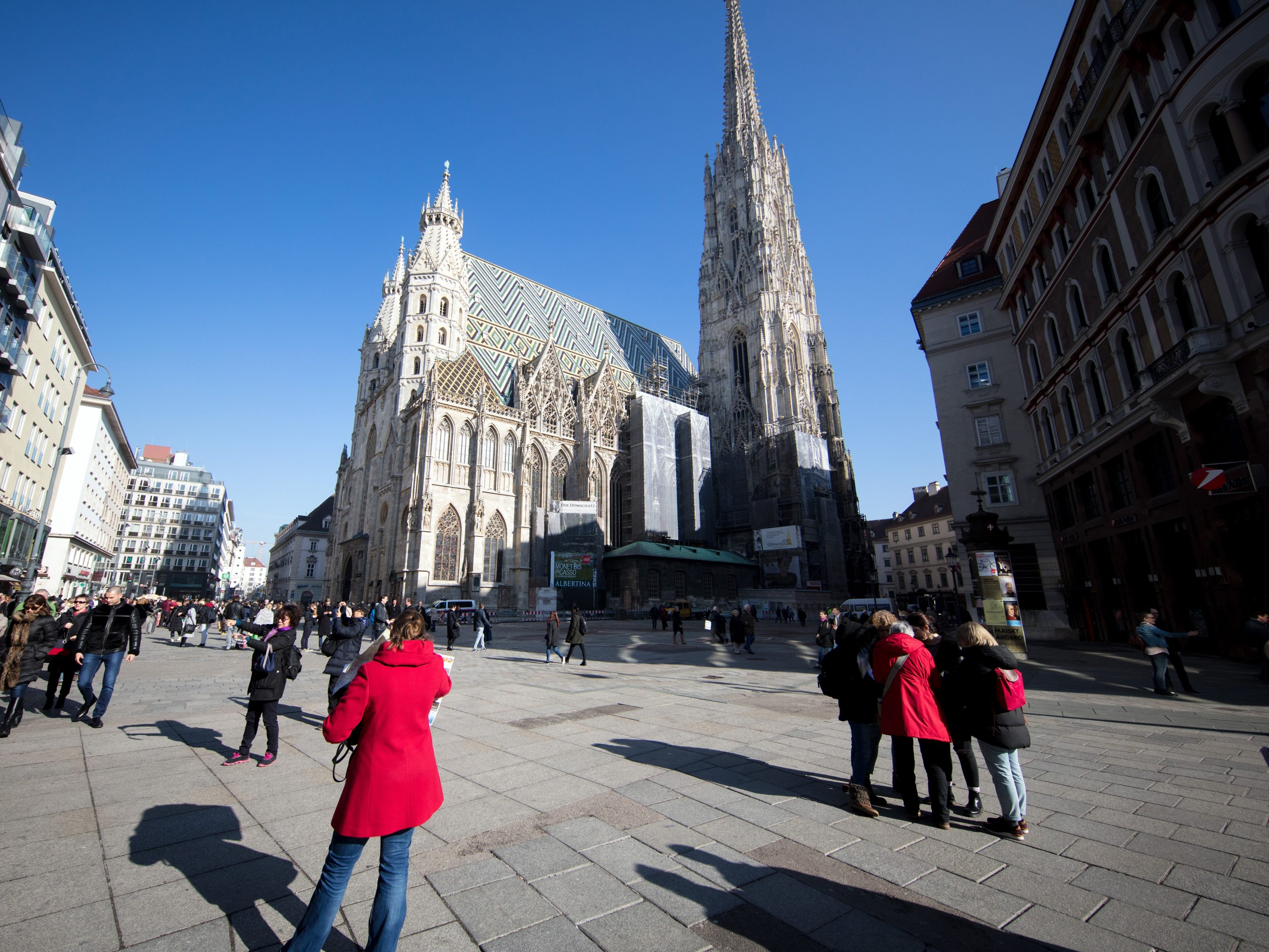 Kardinal Schönborn hat sechs Obdachlosen und sechs Flüchtlingen im Wiener Stephansdom die Füße gewaschen.