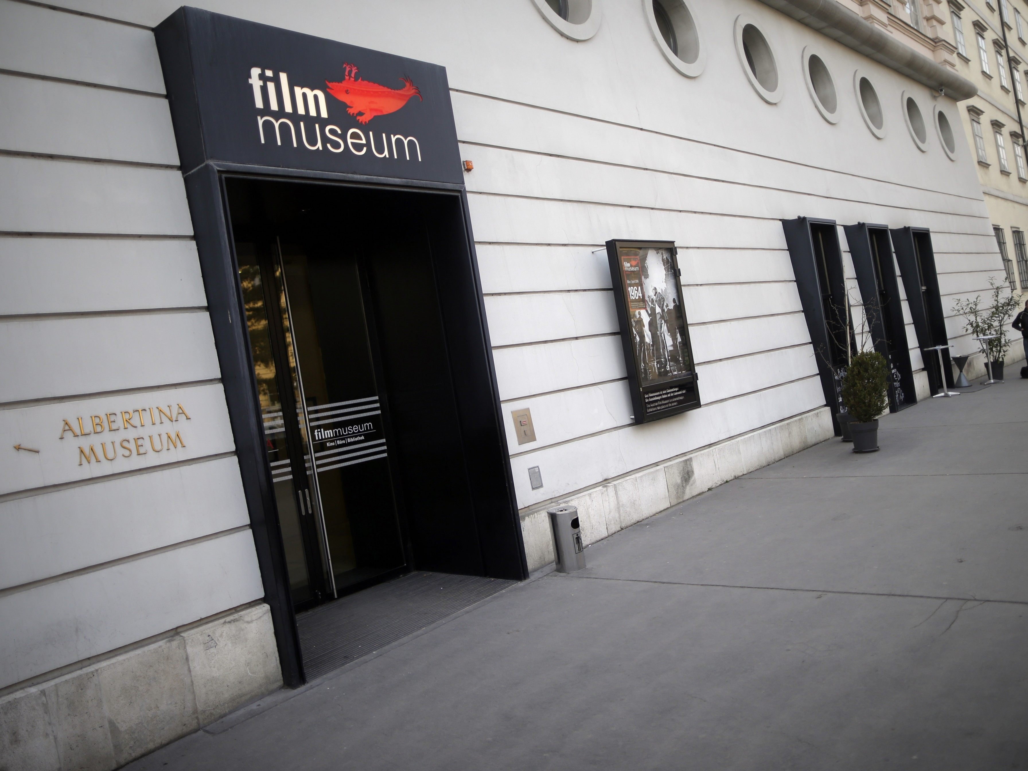 Viele unveröffentlichte Filmaufnahmen dokumentieren die damalige starke NS-Präsenz.