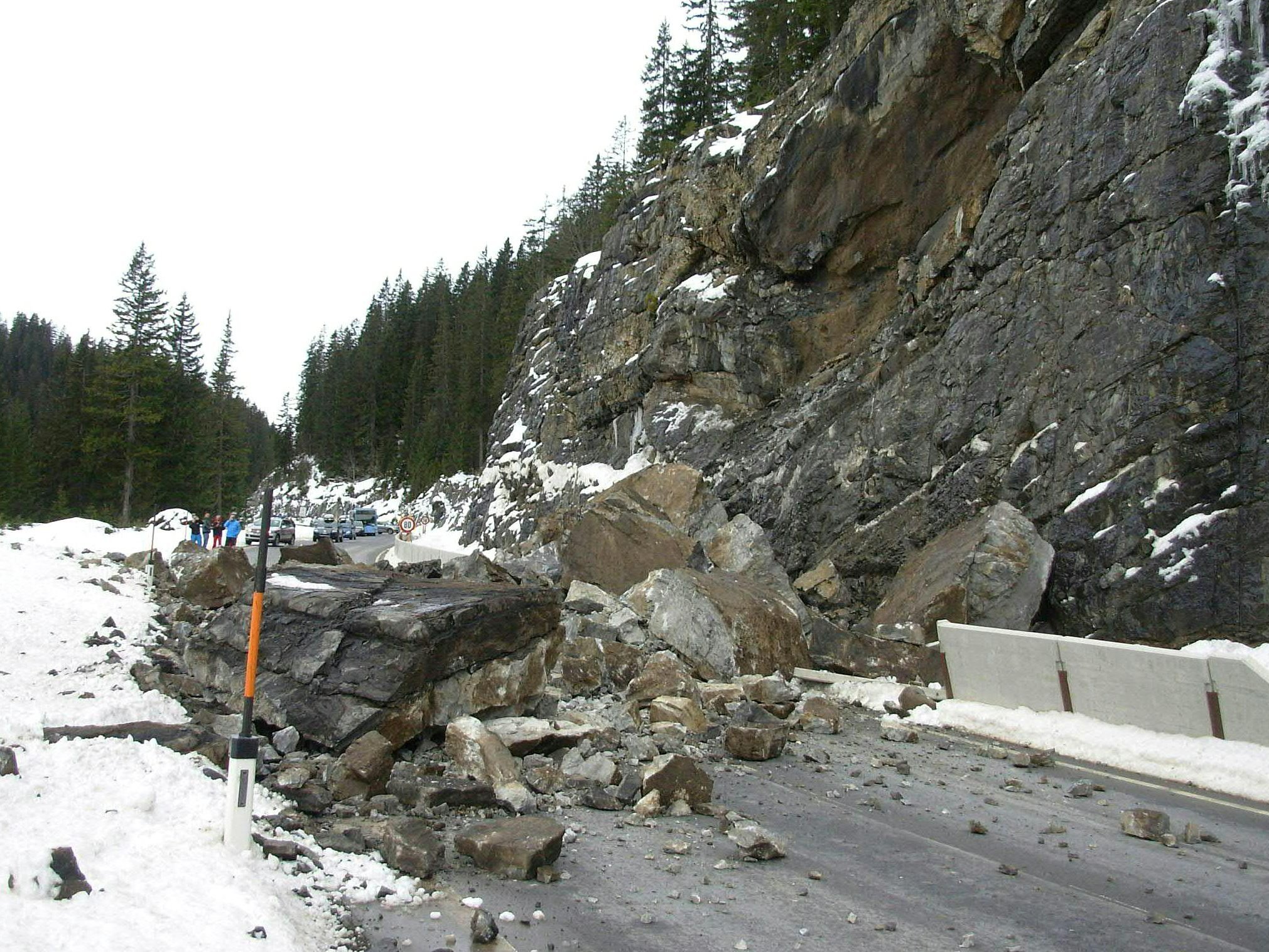 Das Bild zeigt einen Felssturz an ähnlicher Stele zwischen Steeg und Warth im Jahr 2015.