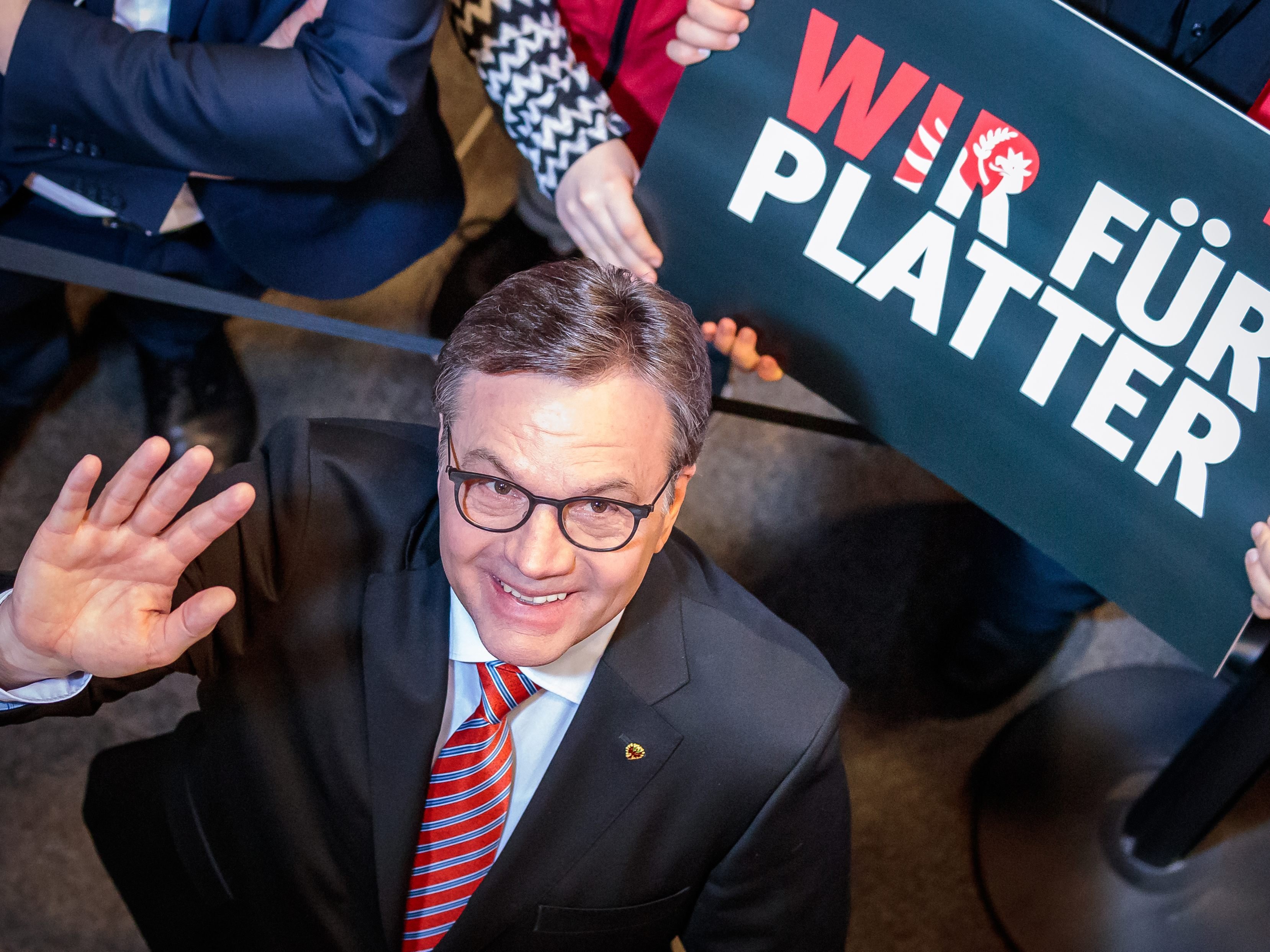 Platter plant erneute Gespräche mit allen Parteien.