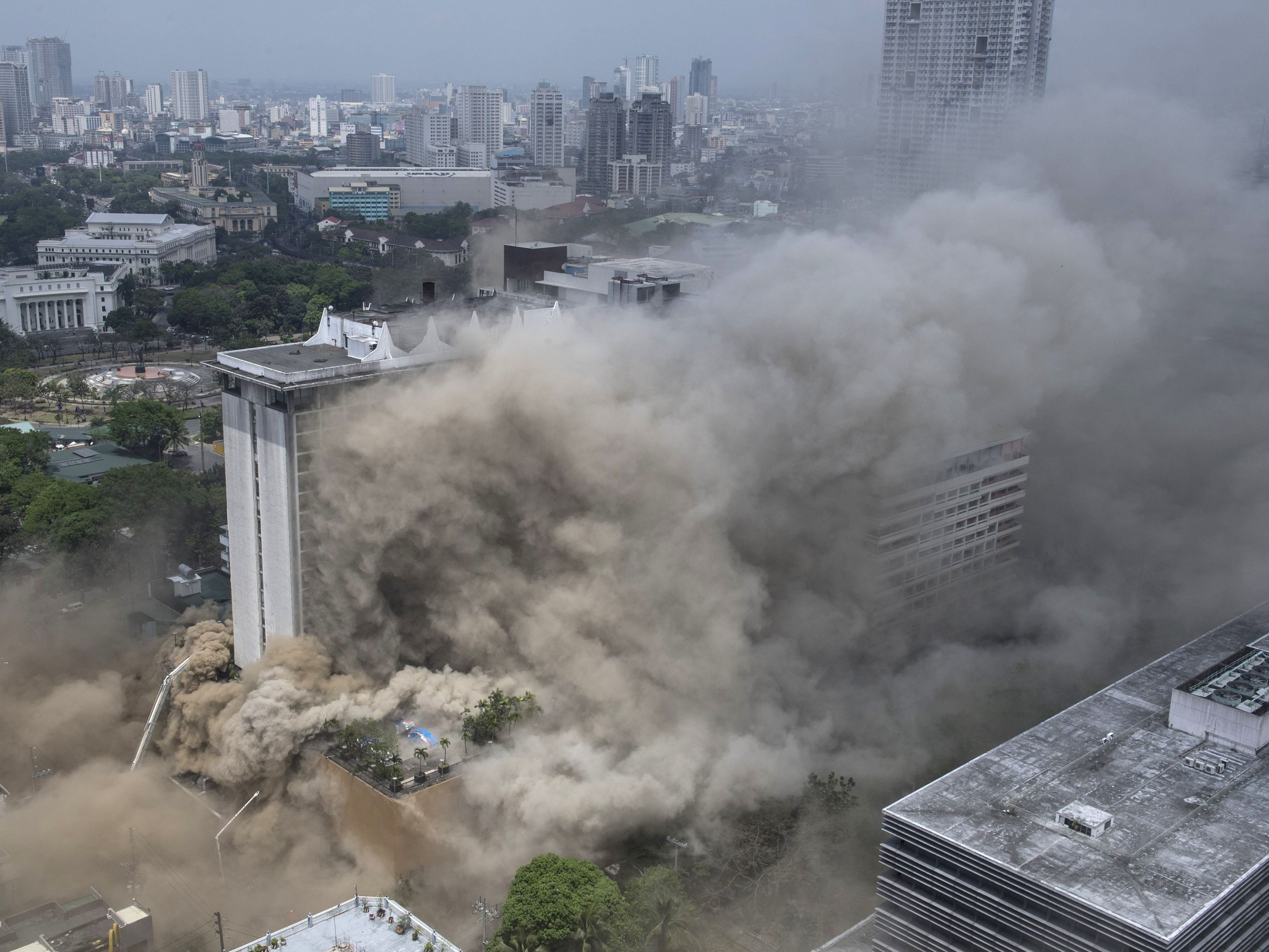 Auf den Philippinen brach in einem Hotel ein Feuer aus. Auf den Philippinen brach in einem Hotel ein Feuer aus.