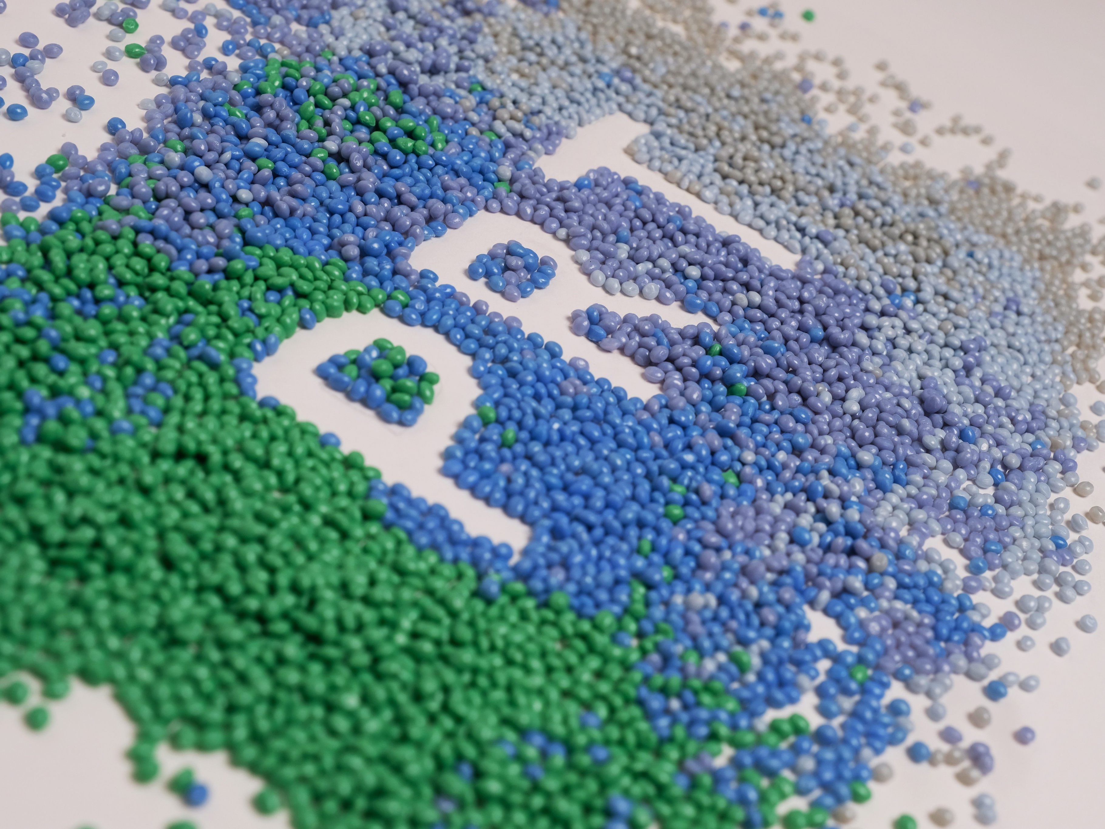 Im Auftrag von ALPLA und PET Recycling Team (PRT) errechnete c7-consult den Klimafußabdruck von rezykliertem PET. Die Studie bestätigt: Die CO2-Bilanz von rPET ist hervorragend. Rund 90 Prozent weniger Emissionen im Vergleich zu Neuware werden bei der Herstellung von rPET ausgestoßen. Im Auftrag von ALPLA und PET Recycling Team (PRT) errechnete c7-consult den Klimafußabdruck von rezykliertem PET. Die Studie bestätigt: Die CO2-Bilanz von rPET ist hervorragend. Rund 90 Prozent weniger Emissionen im Vergleich zu Neuware werden bei der Herstellung von rPET ausgestoßen.