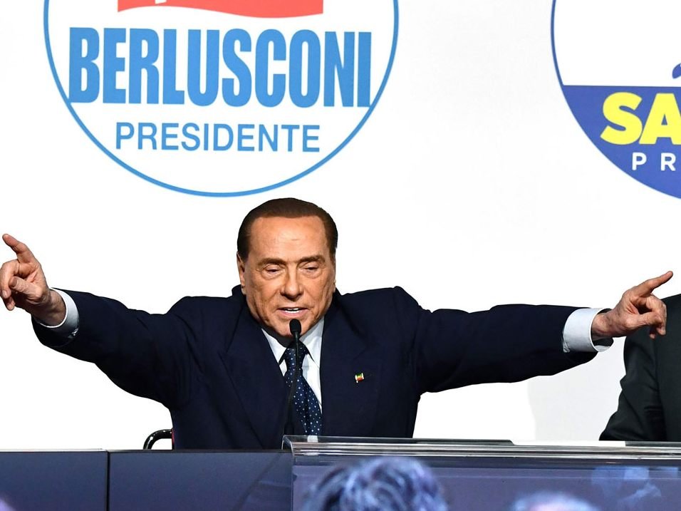 Berlusconi (Mitte) mit den Spitzenkandidaten seiner Rechts-Koalition. Berlusconi (Mitte) mit den Spitzenkandidaten seiner Rechts-Koalition.