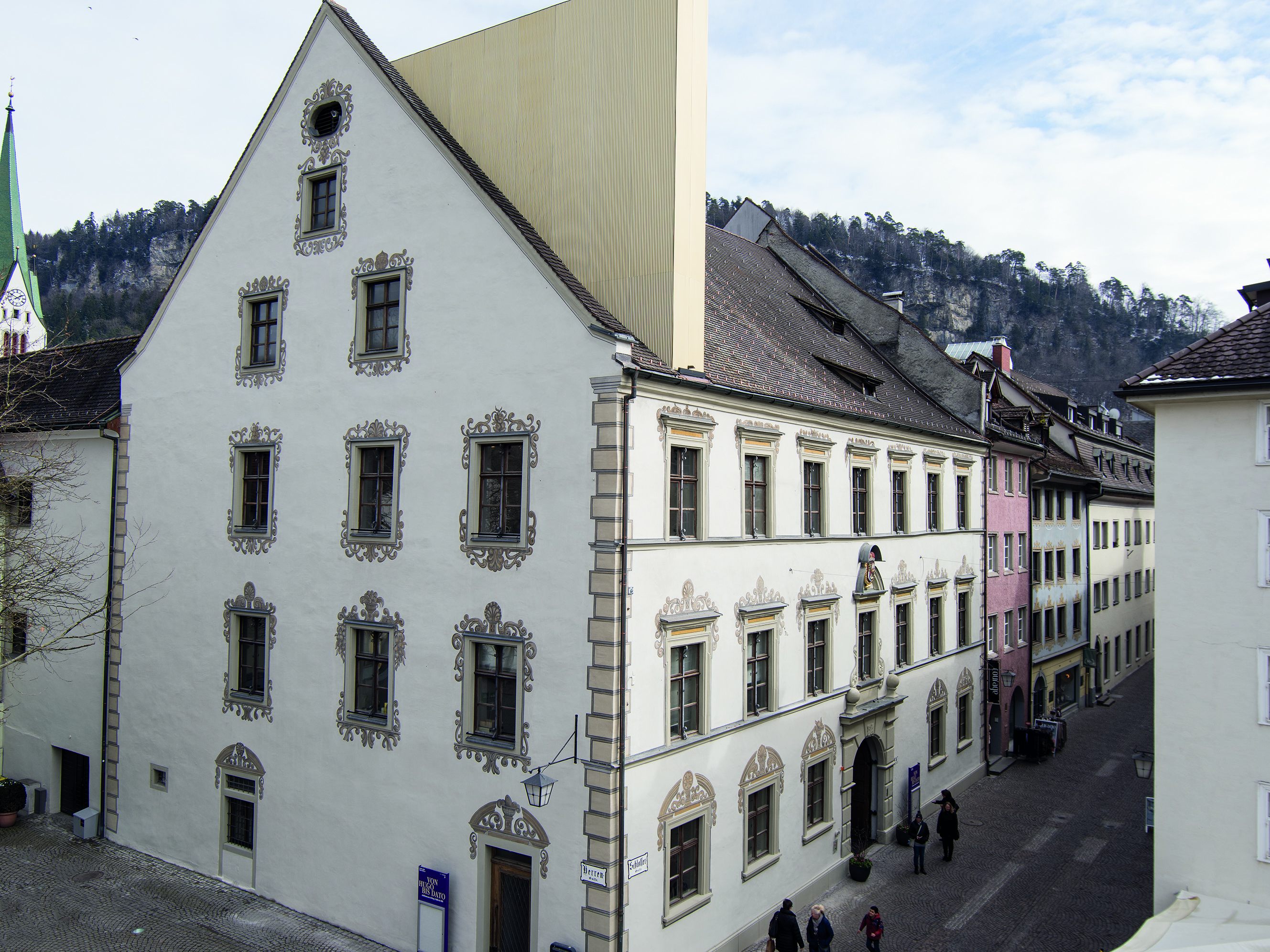 Das Palais Liechtenstein in Feldkirch mit dem neu errichteten Dachausstieg.
