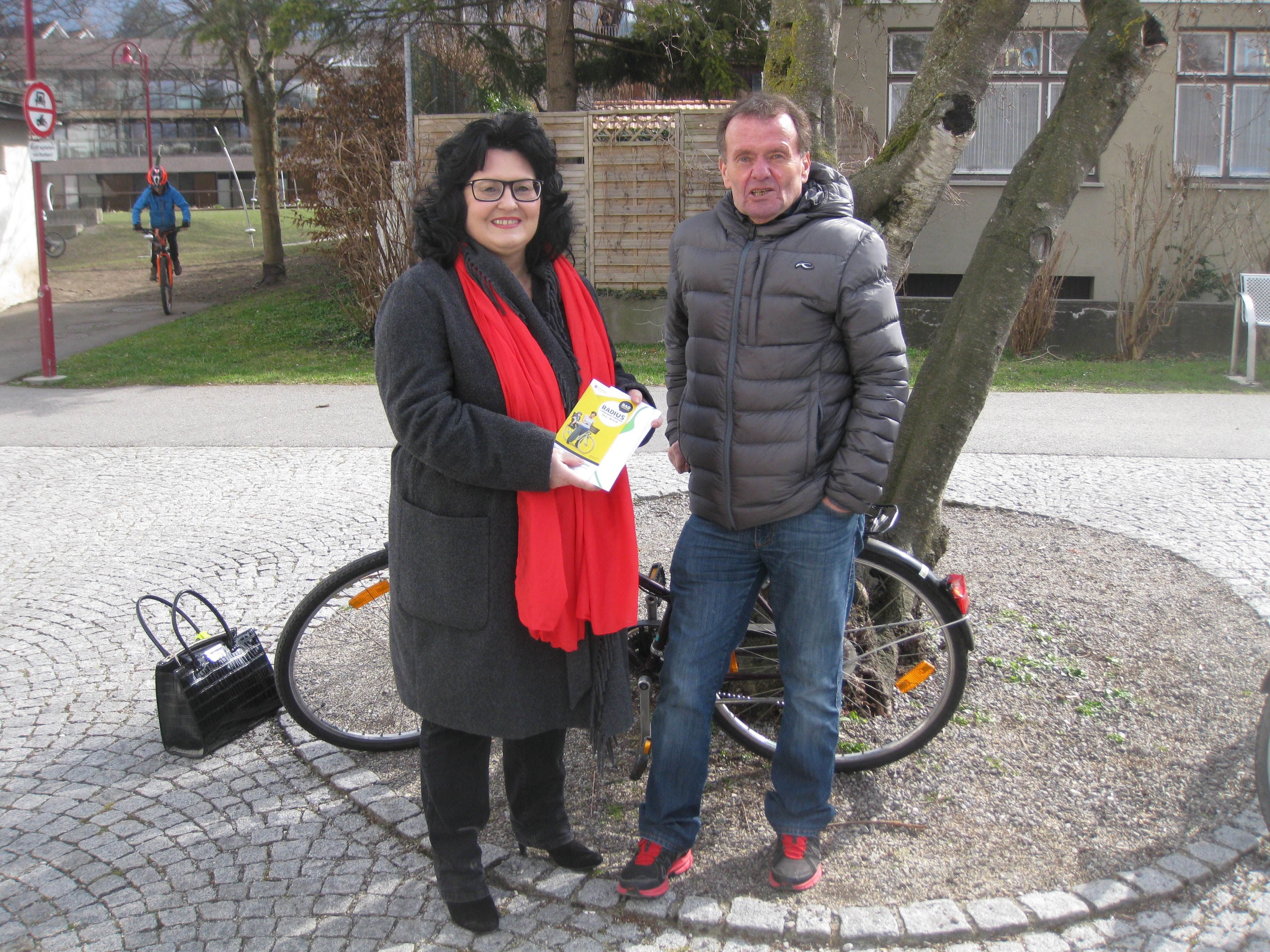 In Götzis konnte Silvia Wagner einen 20 Euro amKumma-Gutschein an Günther Kühner übergeben.