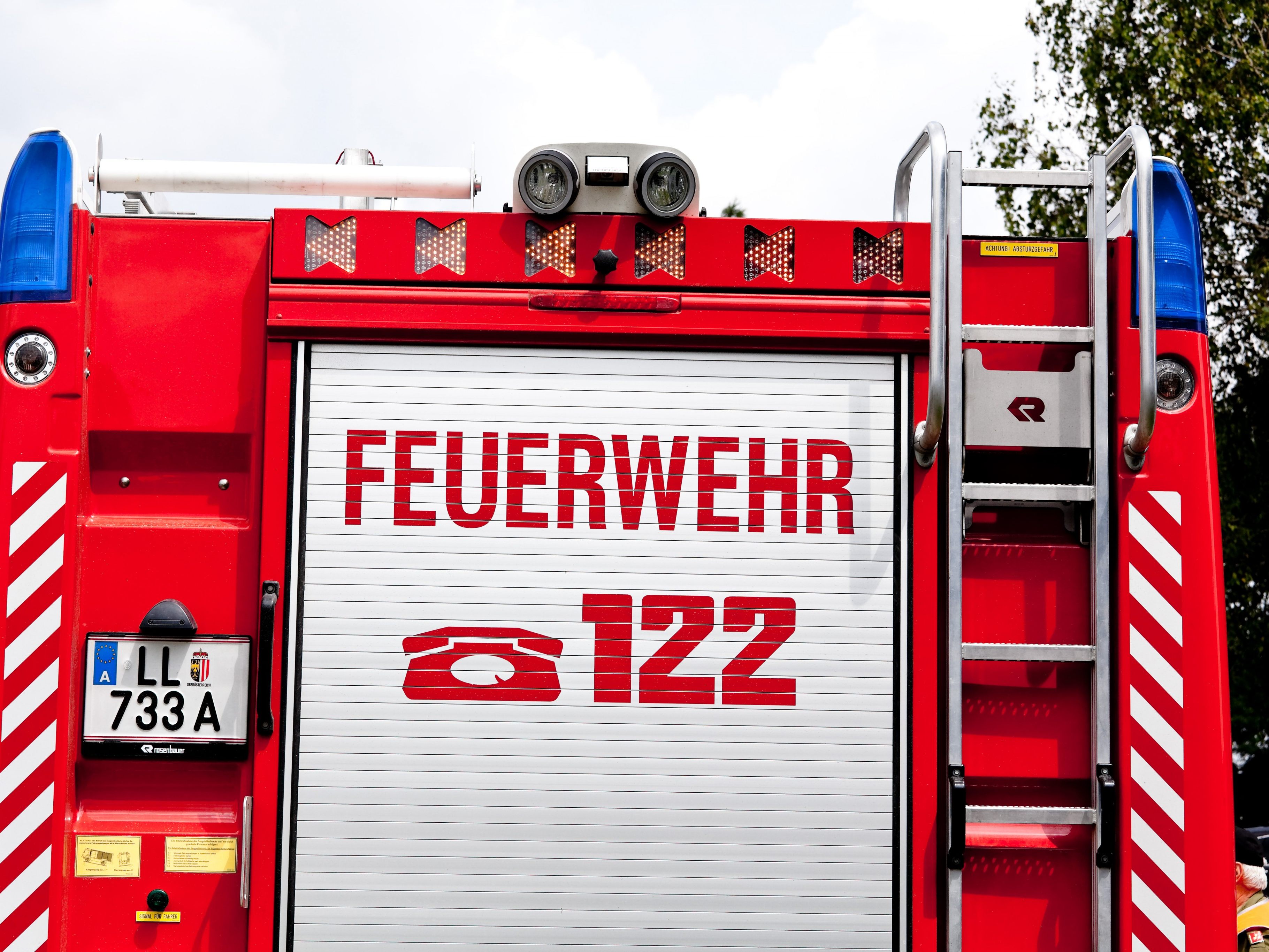 Die Feuerwehr muss eine 25-Jährige aus einem Bus bergen Die Feuerwehr muss eine 25-Jährige aus einem Bus bergen