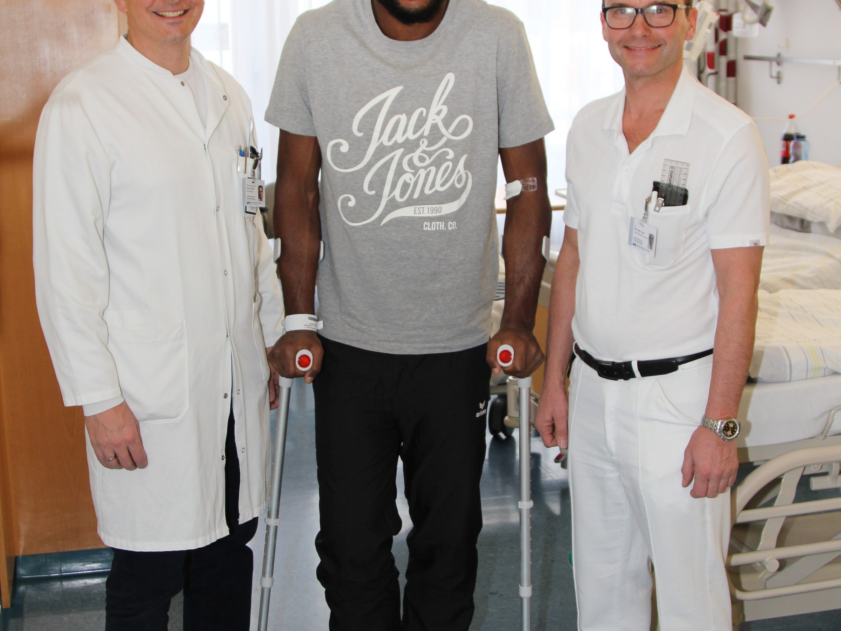 uy Christian Zock A Bep, vierfacher Internationaler Profi-Fußballer aus Kamerun und derzeit Stammspieler beim FC Sion in der Schweizer Super League, (Mitte), hat sich erfolgreich am LKH Feldkirch behandeln lassen. li.: Prim. Doz. Dr. René El Attal; re.: OA Dr. Alexander Gohm.