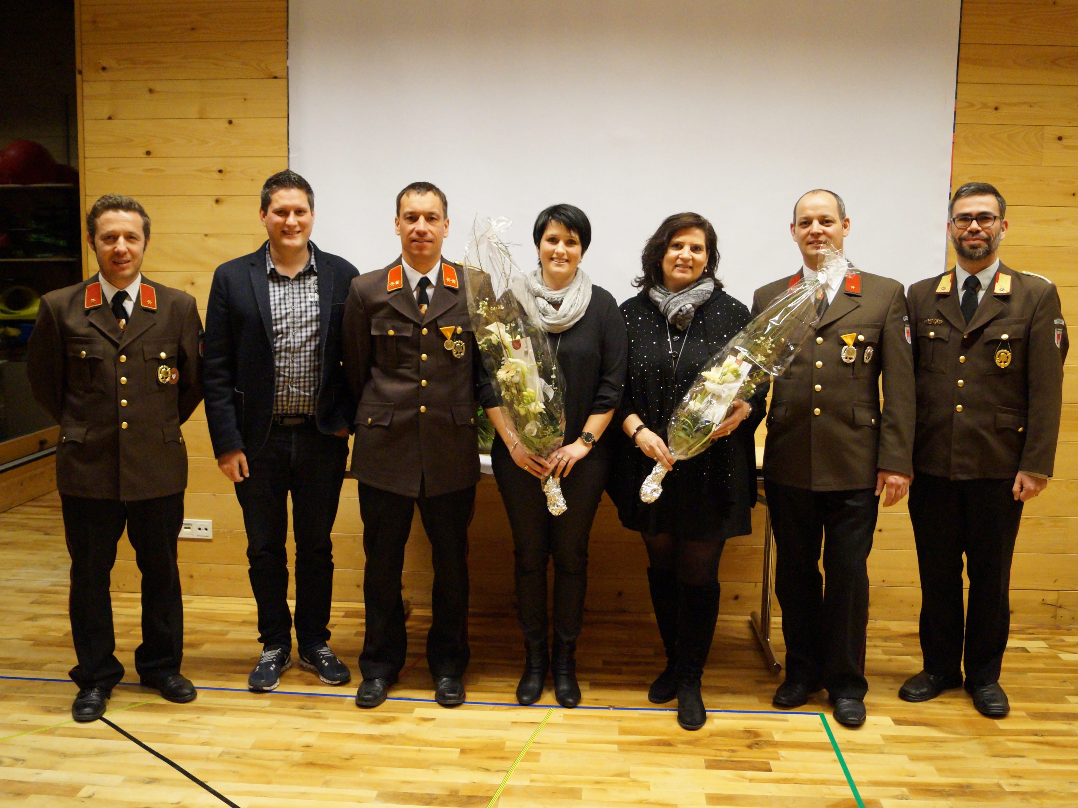 Wurden für 25 Jahre Mitgliedschaft bei der Feuerwehr Fraxern geehrt: Kdt. Bernd Nachbaur (3.v.li.) und Kassier Werner Nachbaur (2.v.re.)