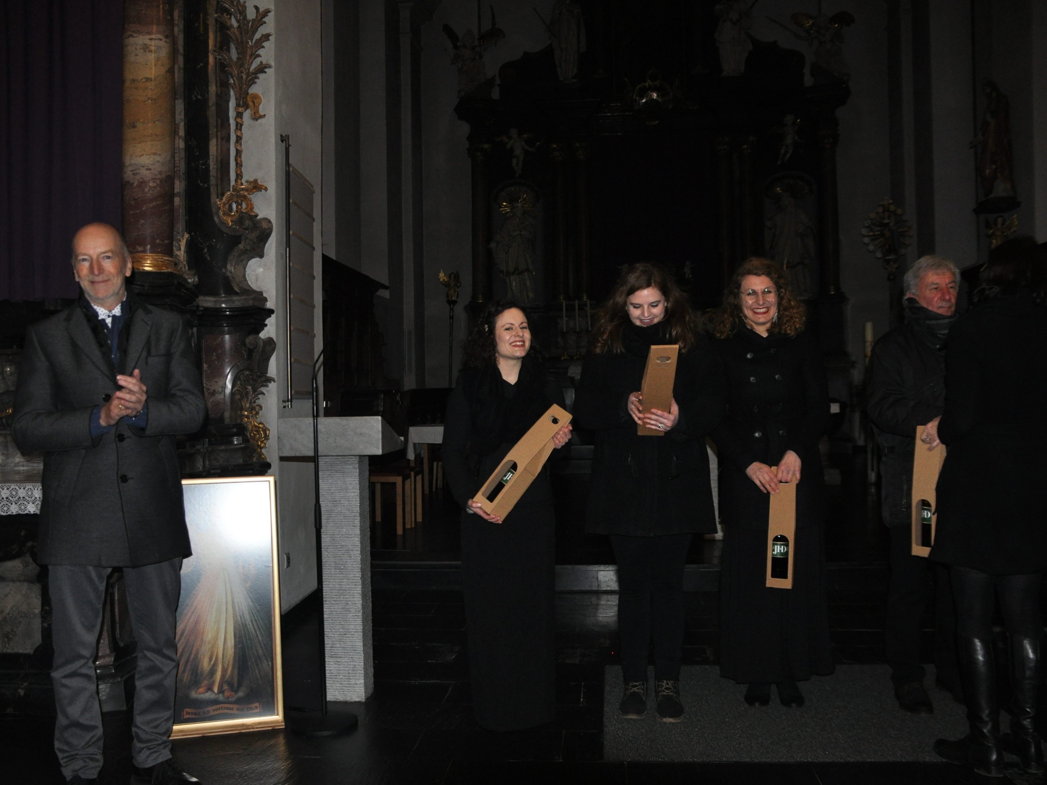 v.l. Karl-Heinz Worsch, Julia Großsteiner, Anna Welte, Viktoria Türtscher, Prof. Bruno Oberhammer,