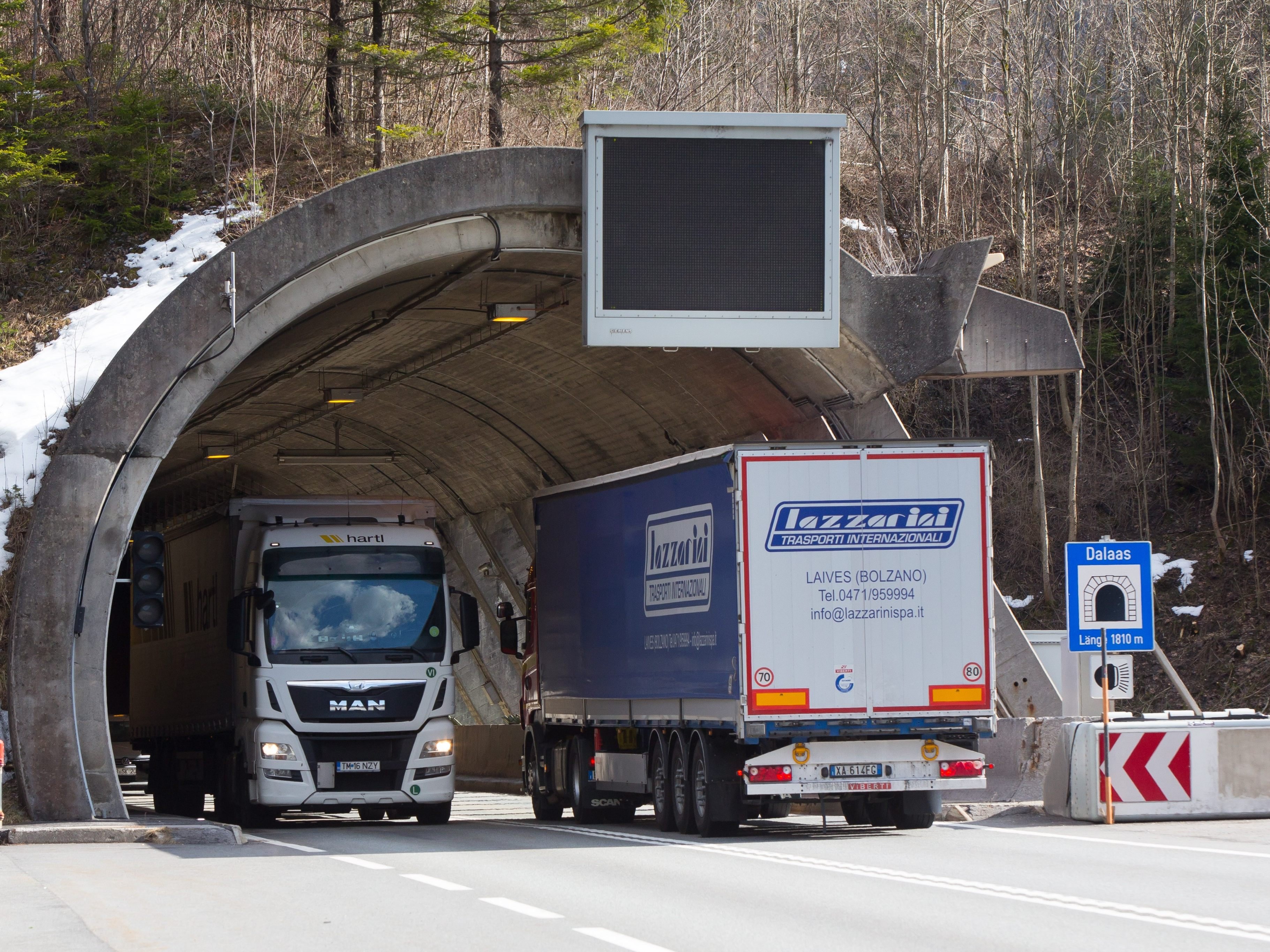 Etwa einhundert Meter vor dem Tunnelportal Ost kam es zum Unfall.