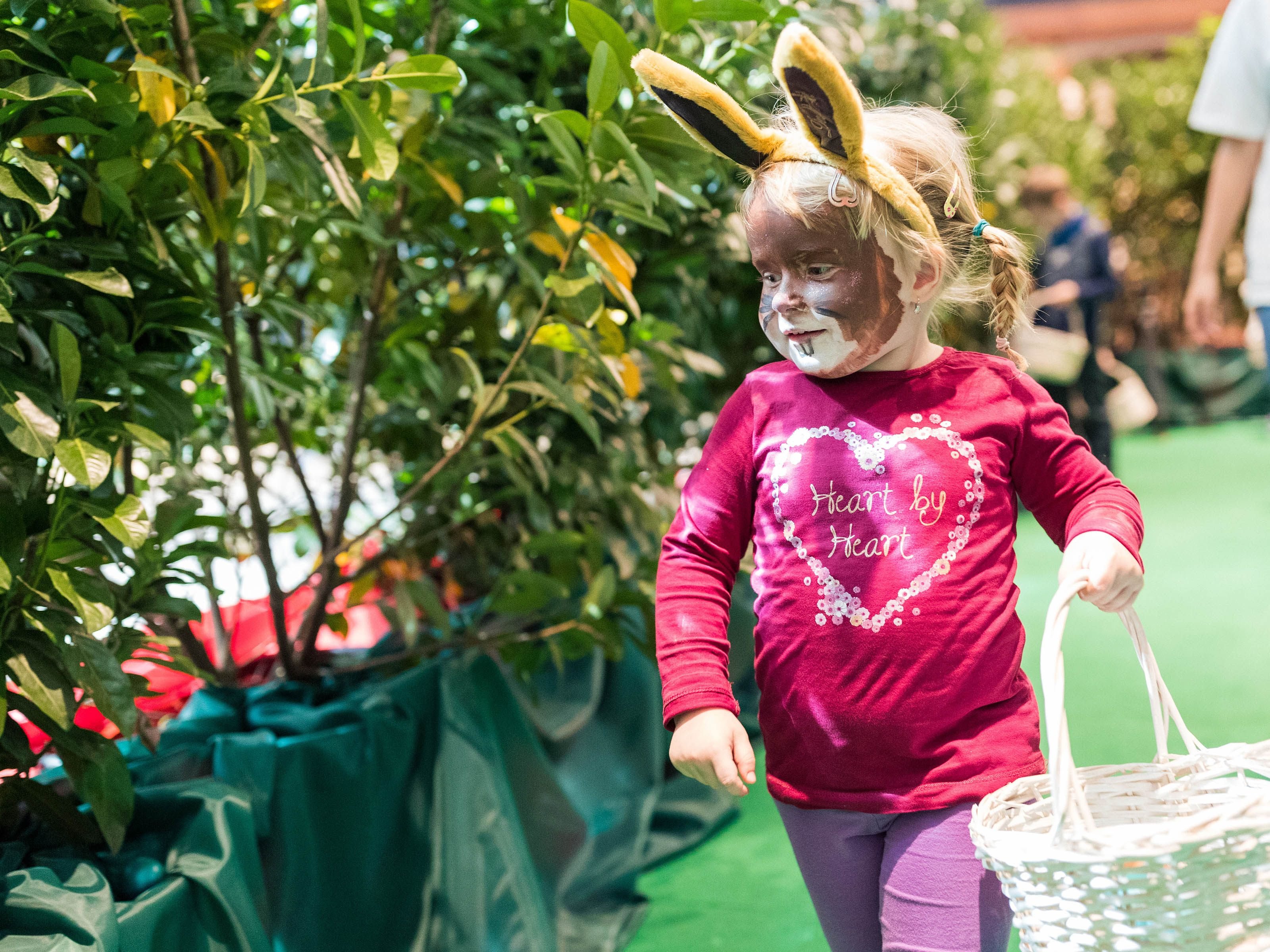Kinder dürfen sich in dem "Huma Eleven"-Labyrinth auf die Suche nach Goldhasen machen.