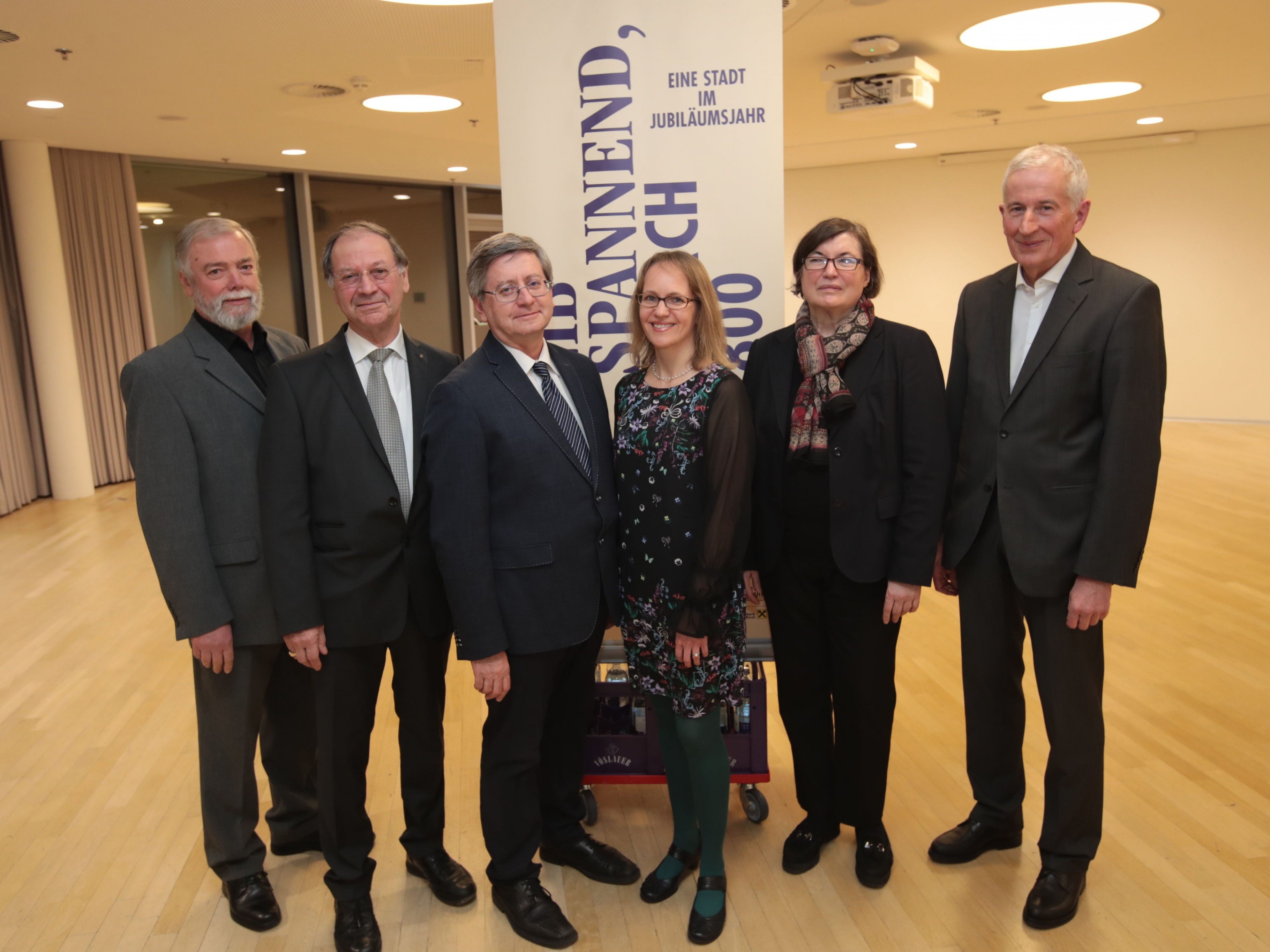 Manfred A. Getzner (l.), Albert Ruetz, Christoph Volaucnik, Autorin Anja Rhomberg sowie Festrednerin Heidemarie Uhl und Bürgermeister Wilfried Berchtold.