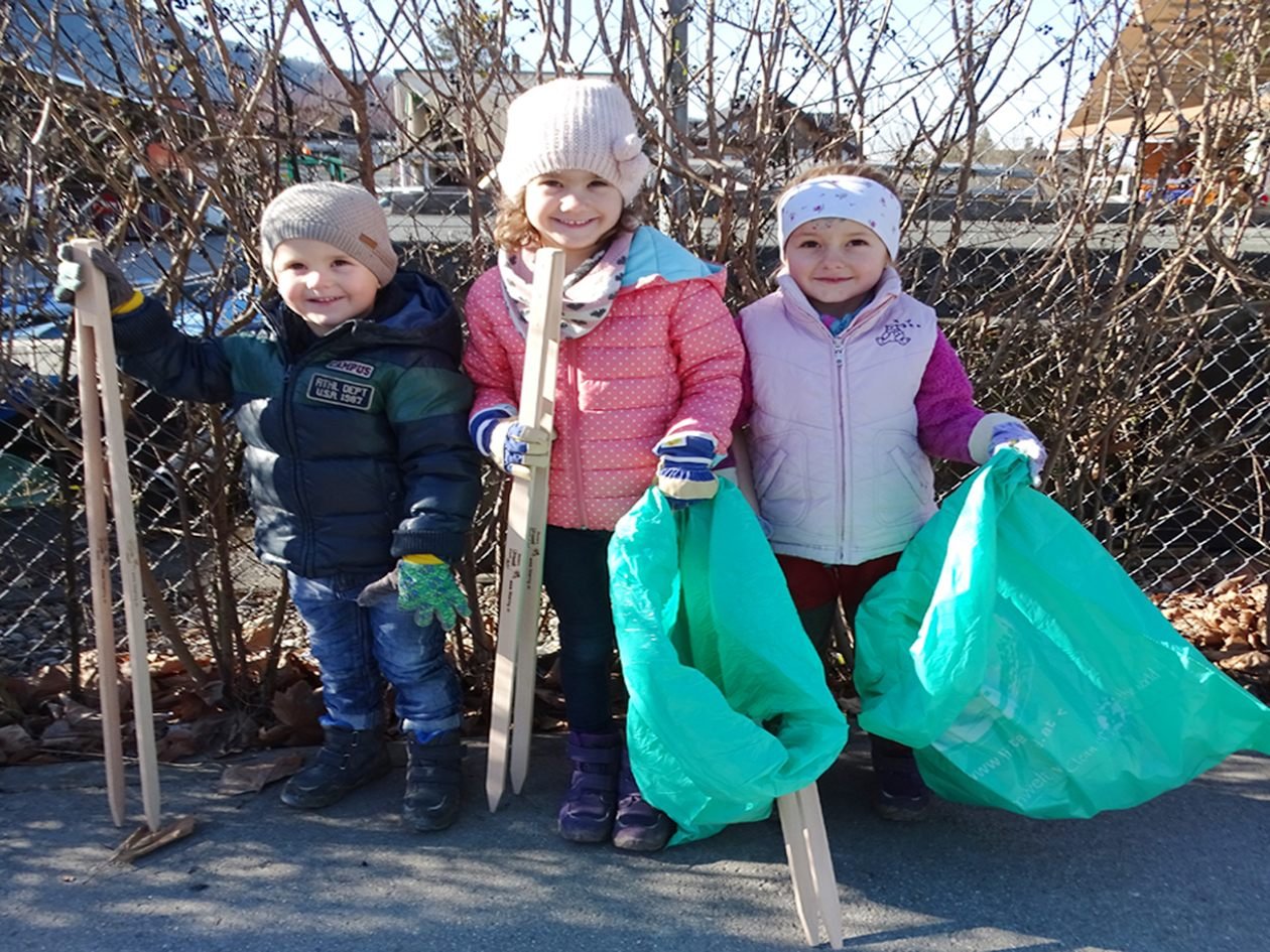 Mehr als die Hälfte der Flurreiniger waren wieder Kinder und Jugendliche. Mehr als die Hälfte der Flurreiniger waren wieder Kinder und Jugendliche.