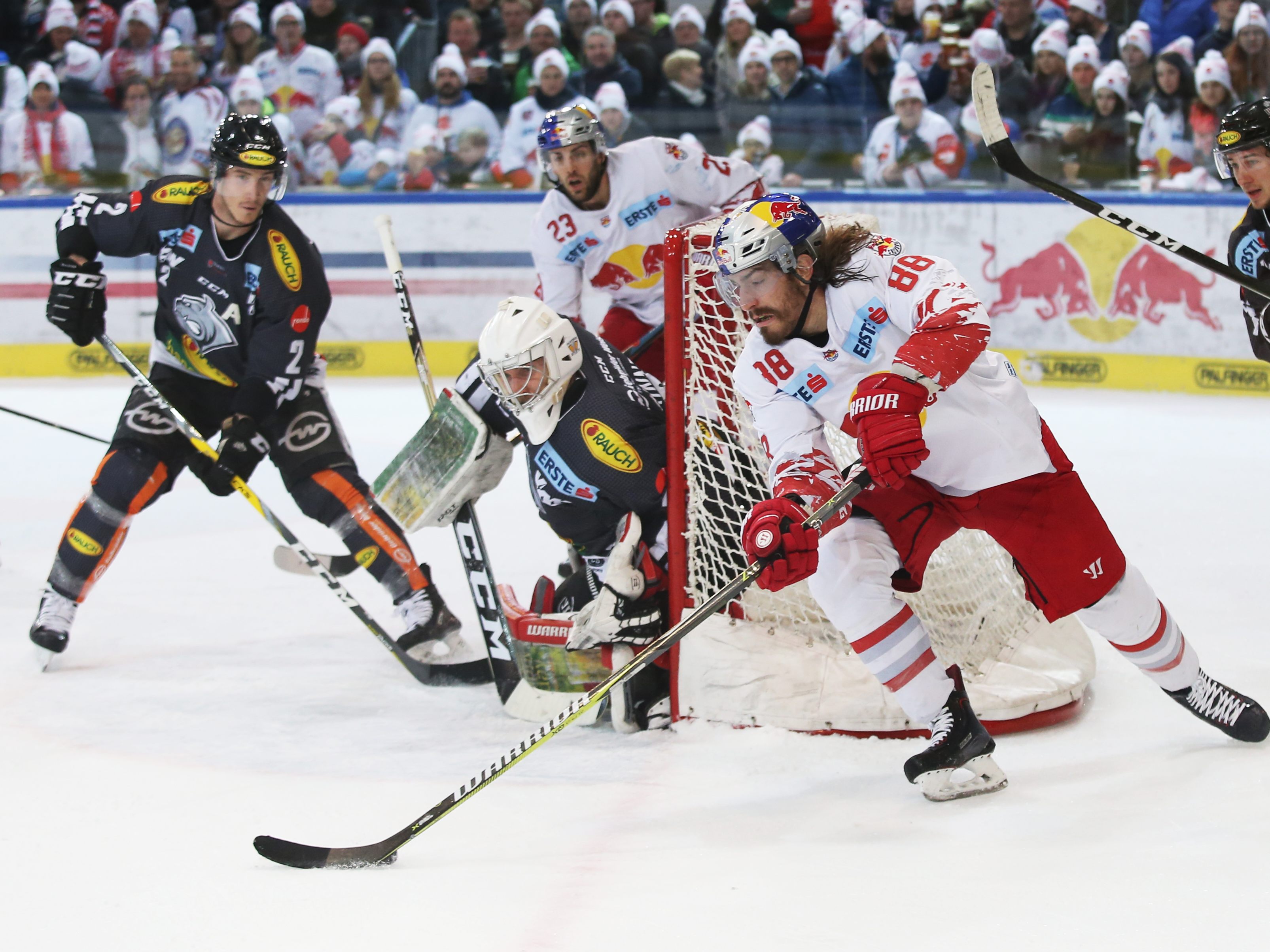 Dornbirn und Salzburg lieferten sich gleich im ersten Spiel ein hartes Duell.