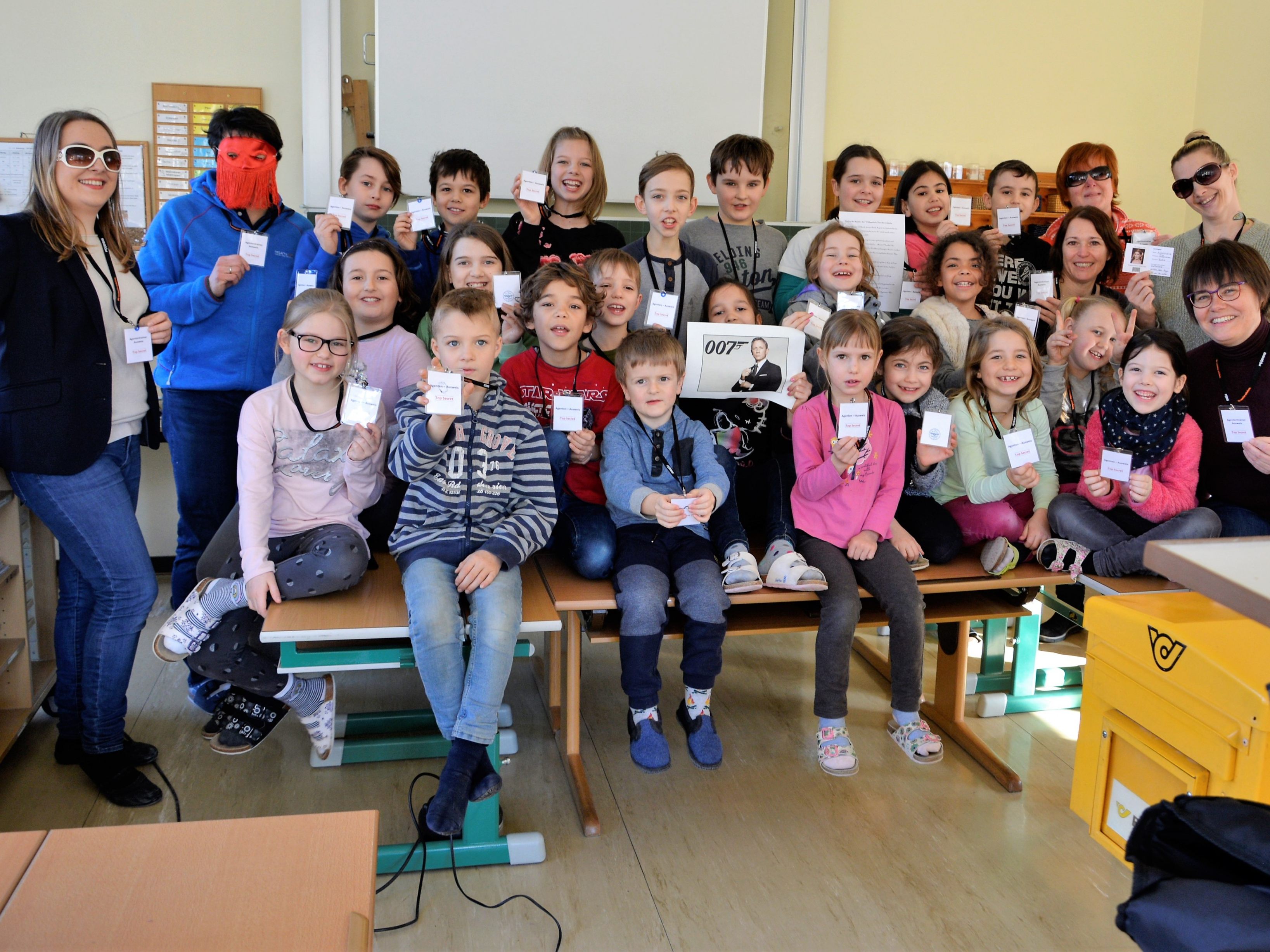 Alle Volksschüler der Bergschule Gütle zeigen sich als geschickte 007-Geheimagenten mit Ausweis. Alle Volksschüler der Bergschule Gütle zeigen sich als geschickte 007-Geheimagenten mit Ausweis.