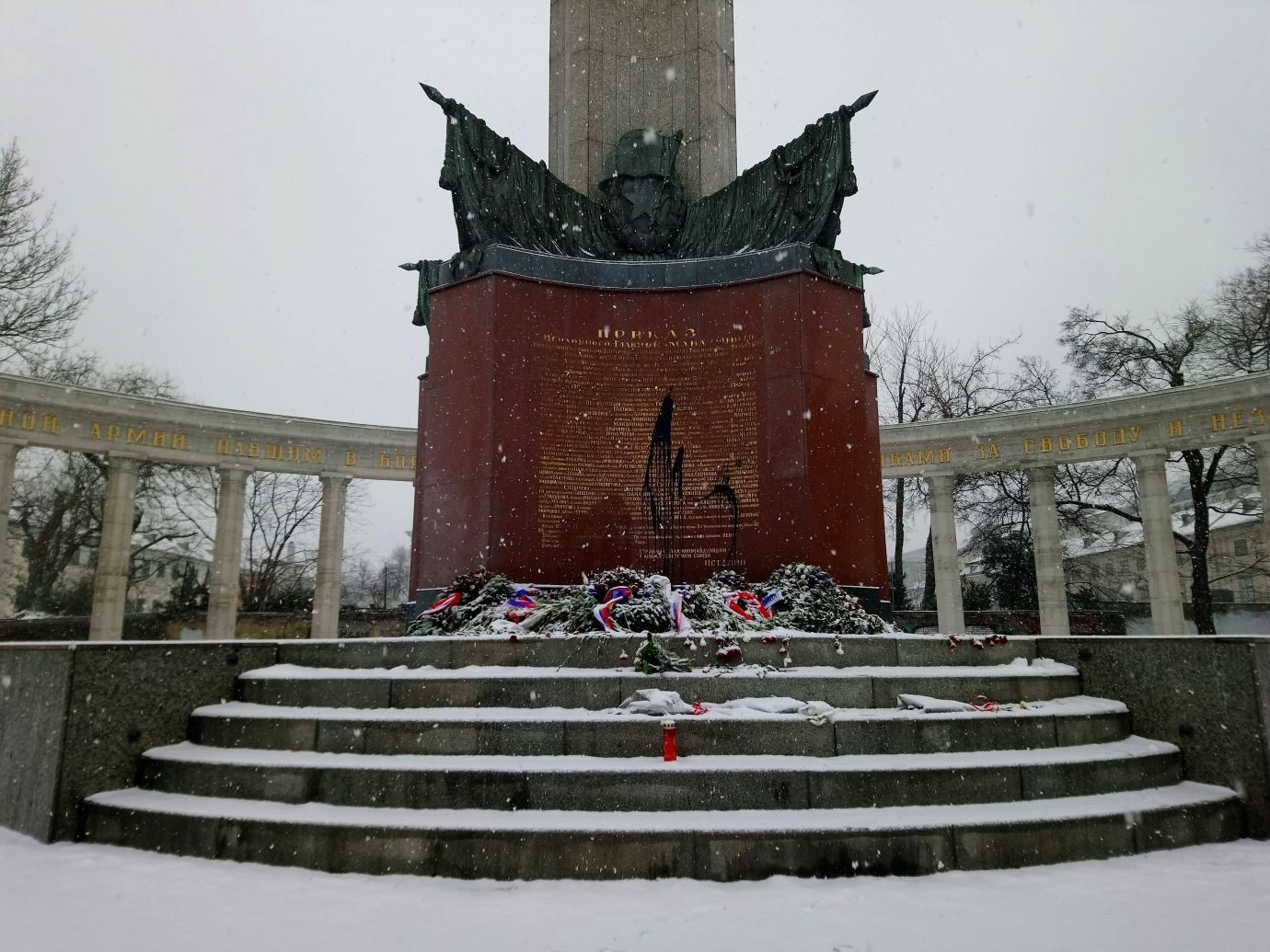 Das Denkmal am Schwarzenbergplatz wurde abermals beschmiert Das Denkmal am Schwarzenbergplatz wurde abermals beschmiert