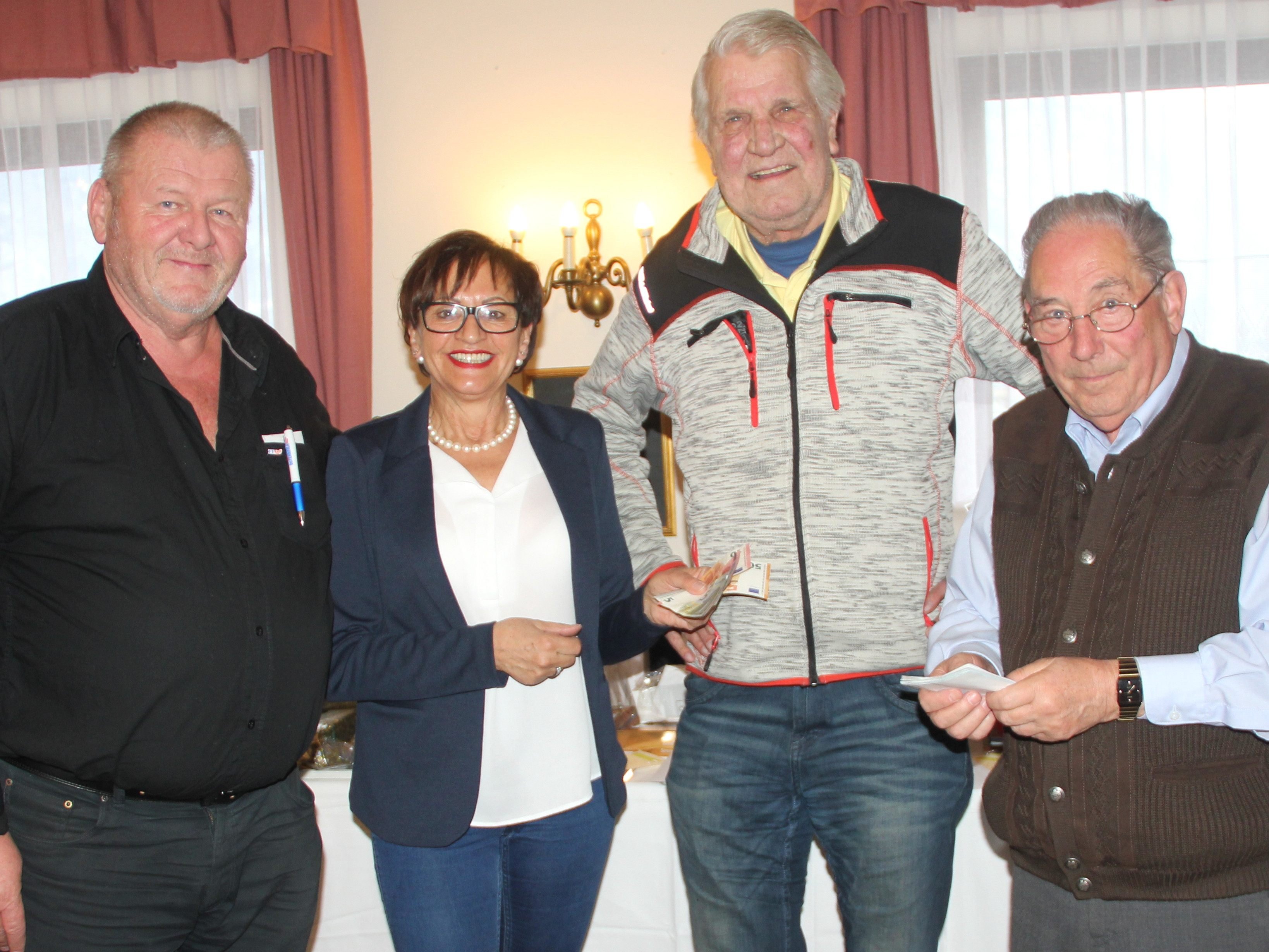 Michael Dremel (2. von rechts) ist der glückliche Gewinner des Seniorenringes-Preisjassen der Oberländer Ortsgruppen.